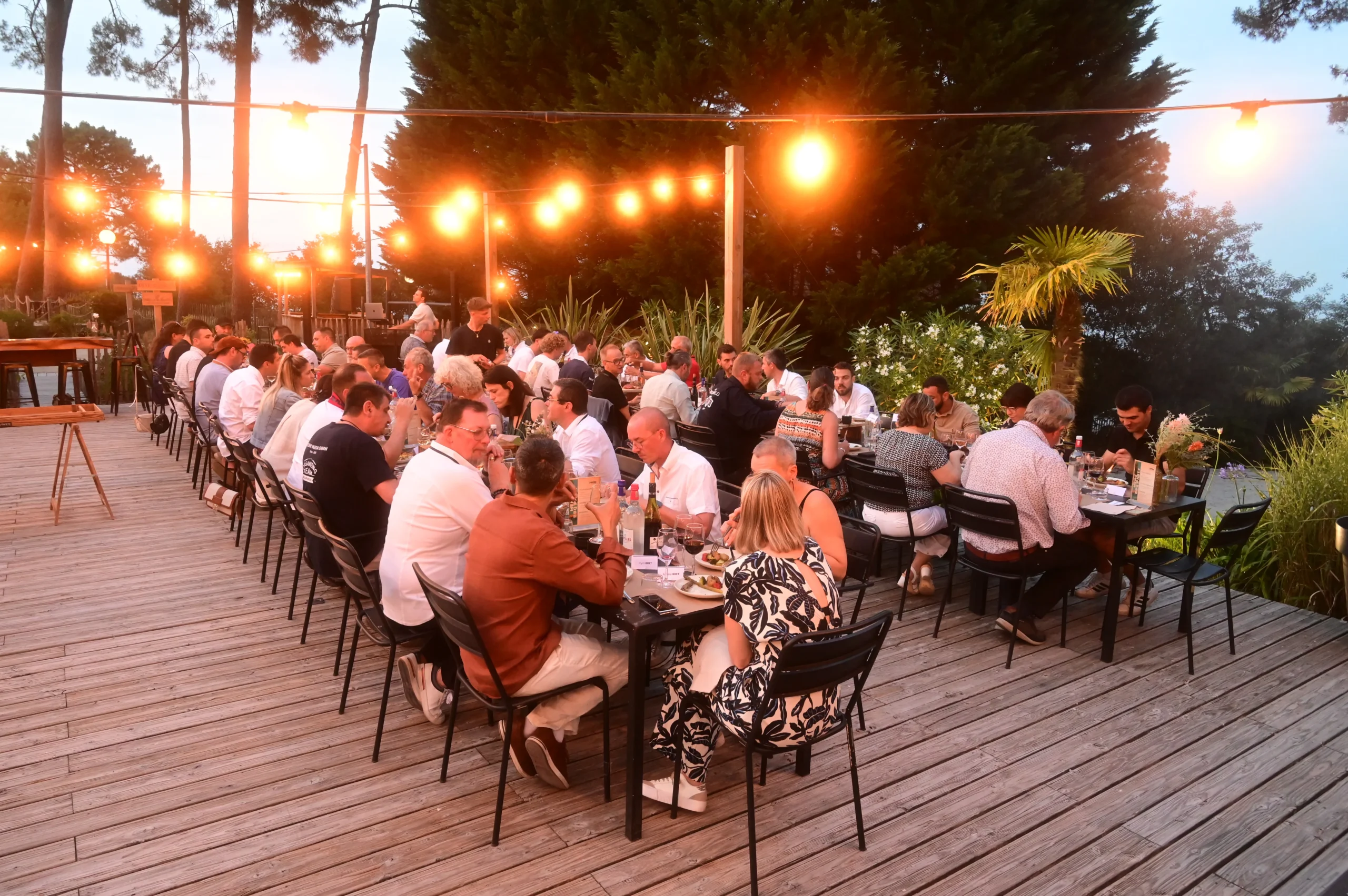 Repas entreprise La Rochelle tablée extérieure quai Duperré lumière dorée INNOV'events