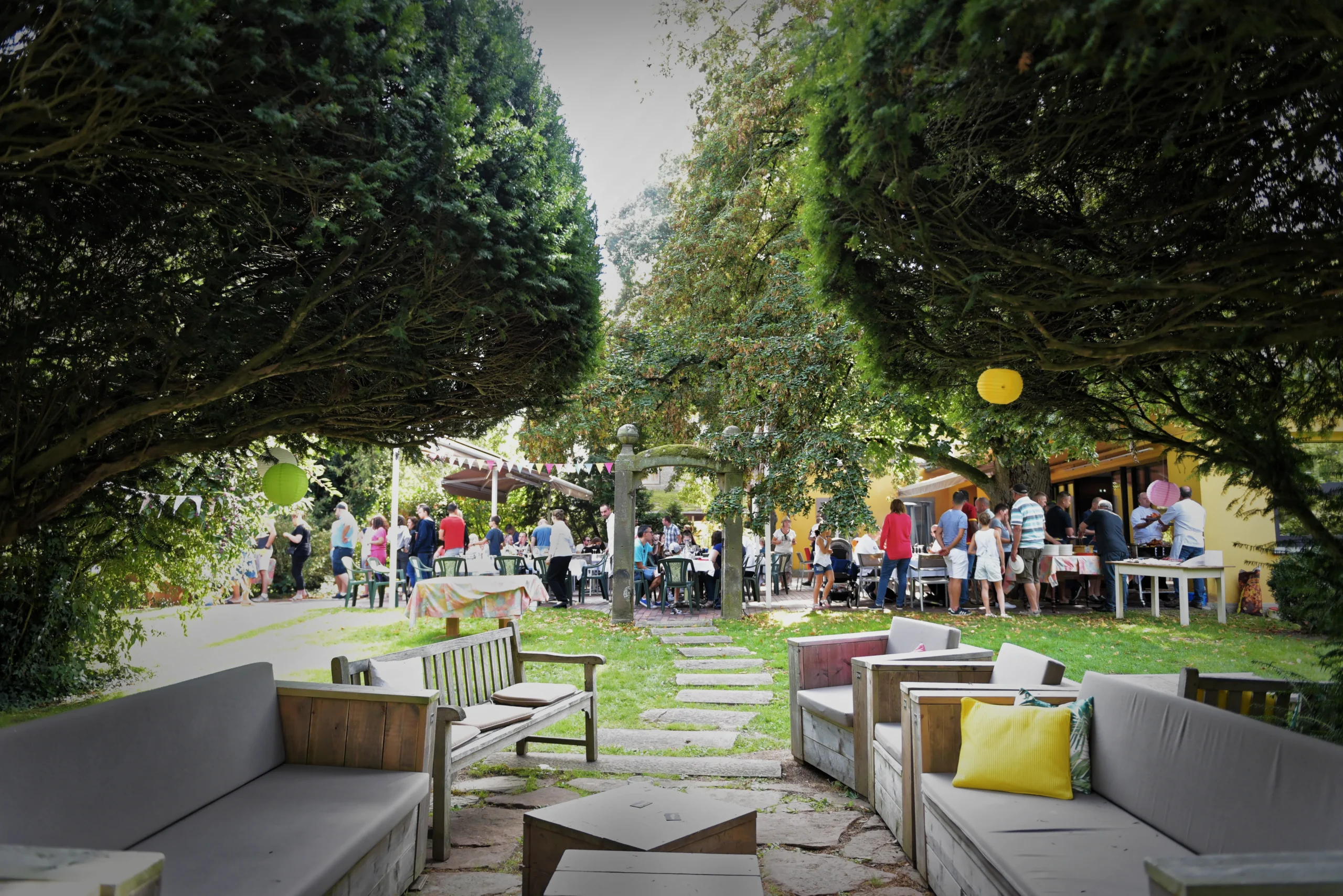 Garden party entreprise Angers parc arboré animations convives debout INNOV'events organisation d'événements