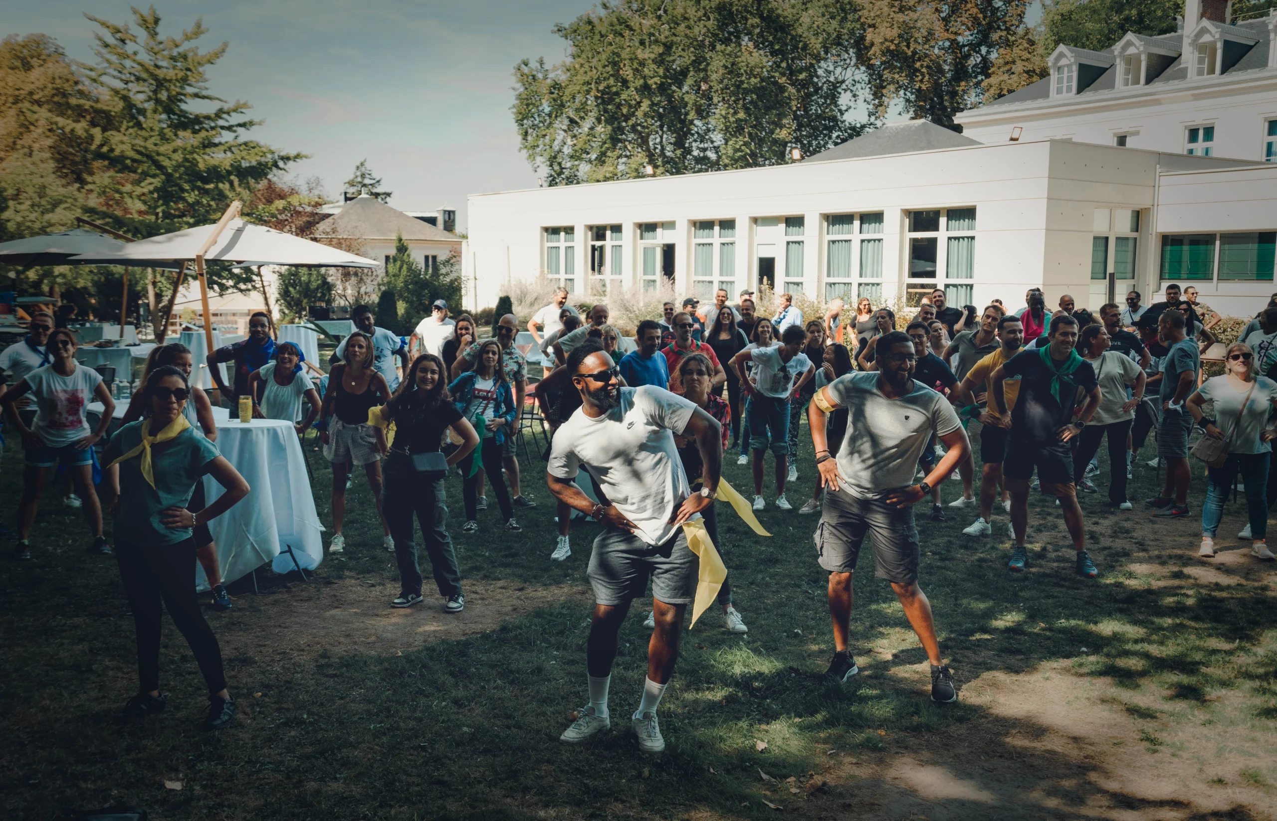 Jeux gonflables Laval collaborateurs en compétition lors d'une garden party d'entreprise INNOV'events