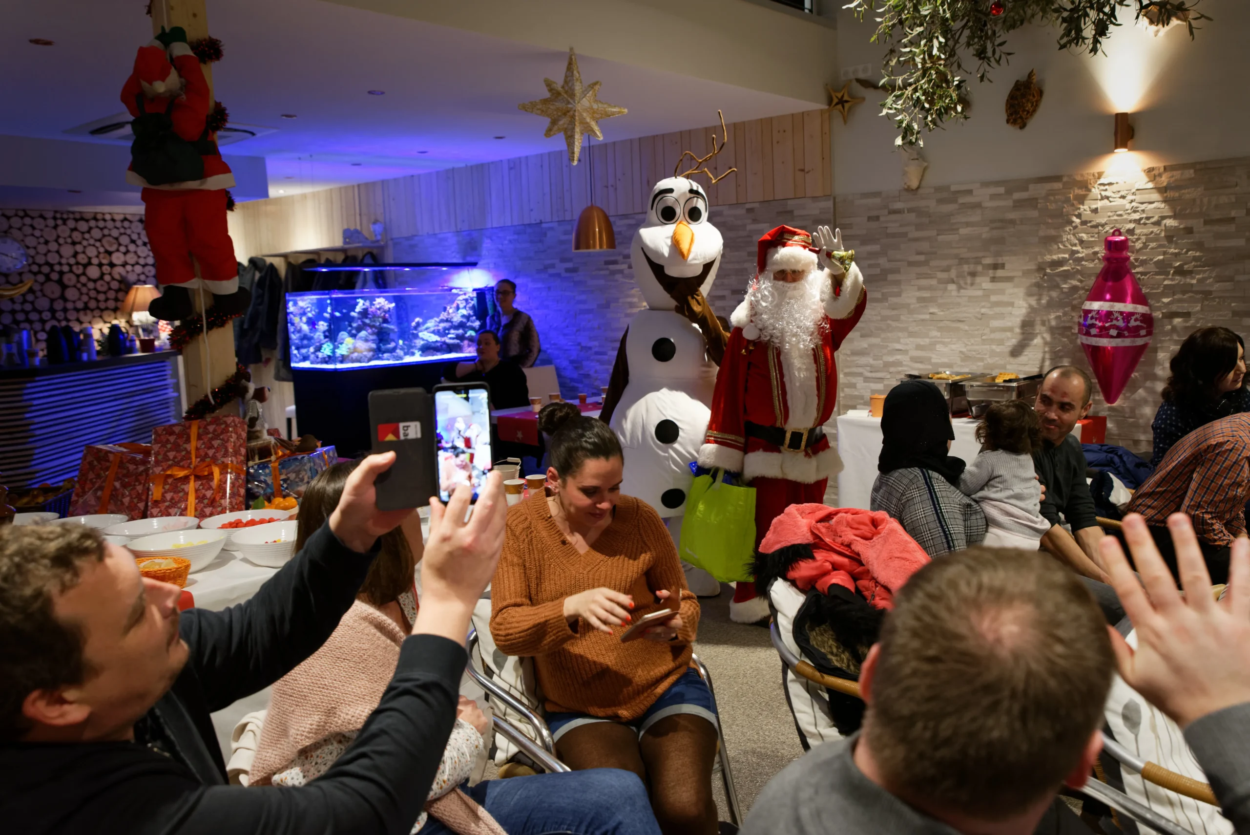 Animation spectacle arbre de Noël Angers scène éclairée dorée INNOV'events