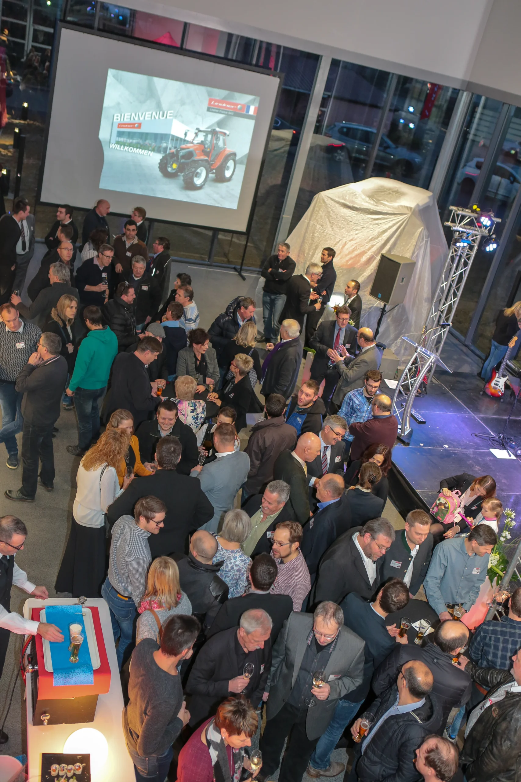 Lancement de produits Poitiers présentation équipe devant Église Notre-Dame-la-Grande INNOV'events