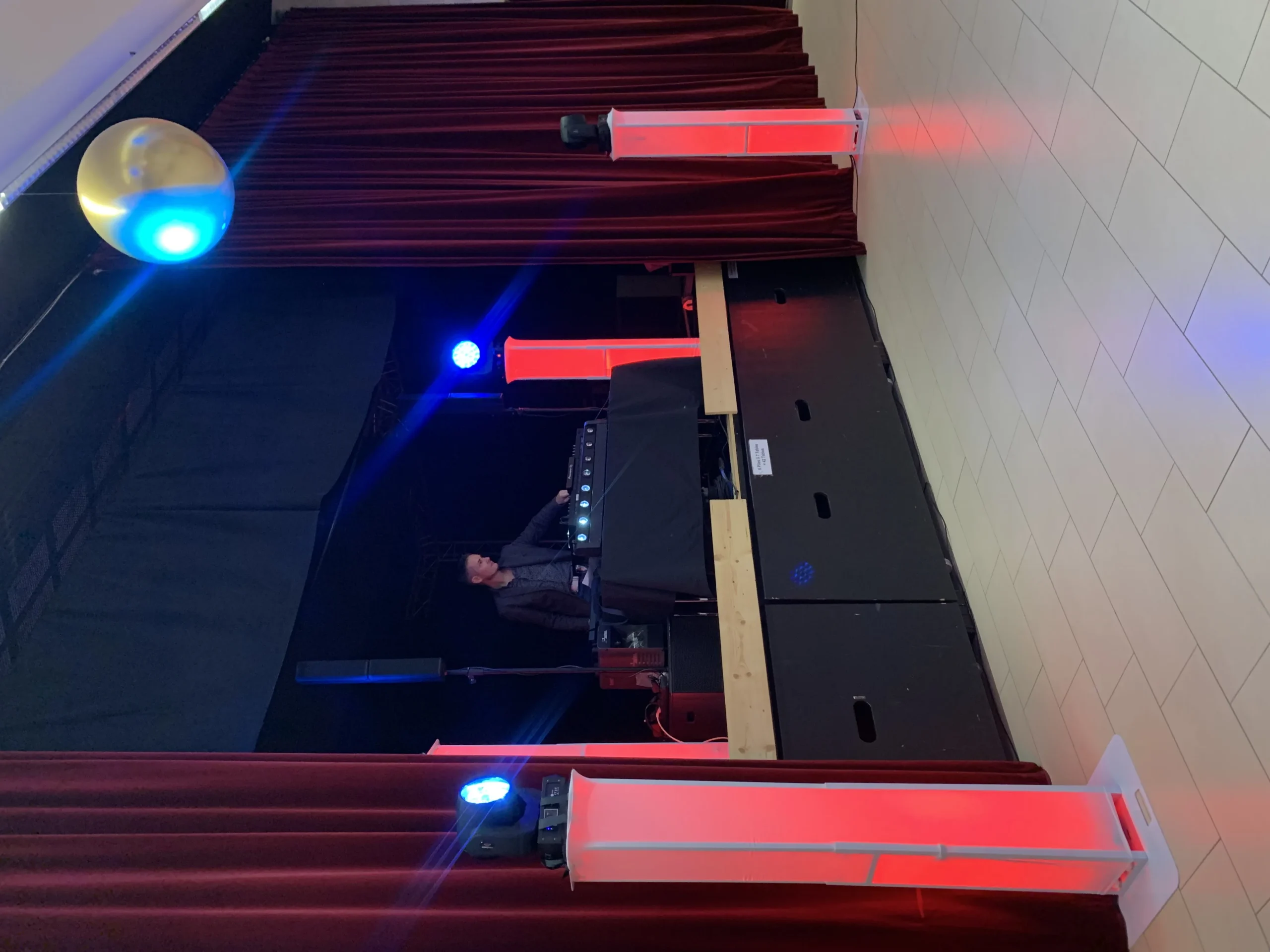 Prestation audiovisuelle Nantes LU Nantes scène lumière plénière corporate INNOV'events