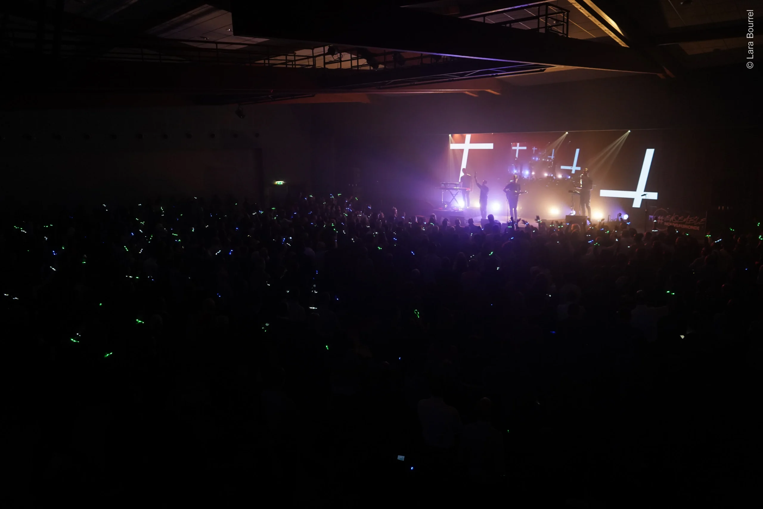 Animation spectacle La Rochelle groupe entreprise devant les tours Saint-Nicolas INNOV'events
