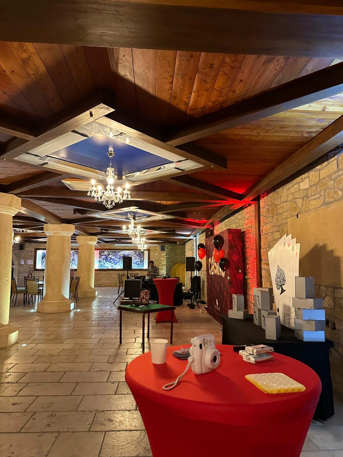 Décoration événementielle Troyes tables rondes nappes blanches centres floraux INNOV'events