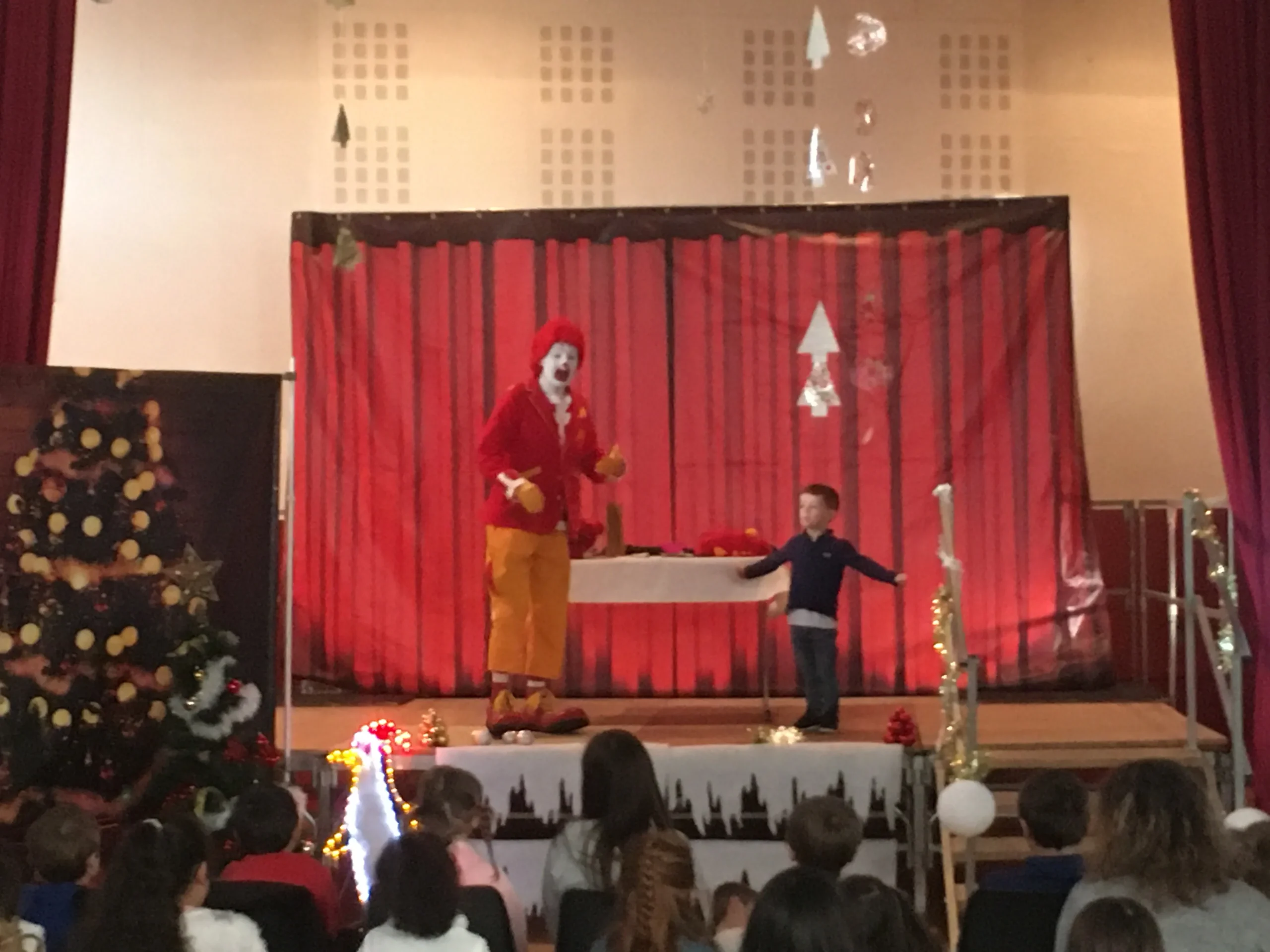 Lieu événementiel arbre de Noël Troyes vue cathédrale vitraux INNOV'events