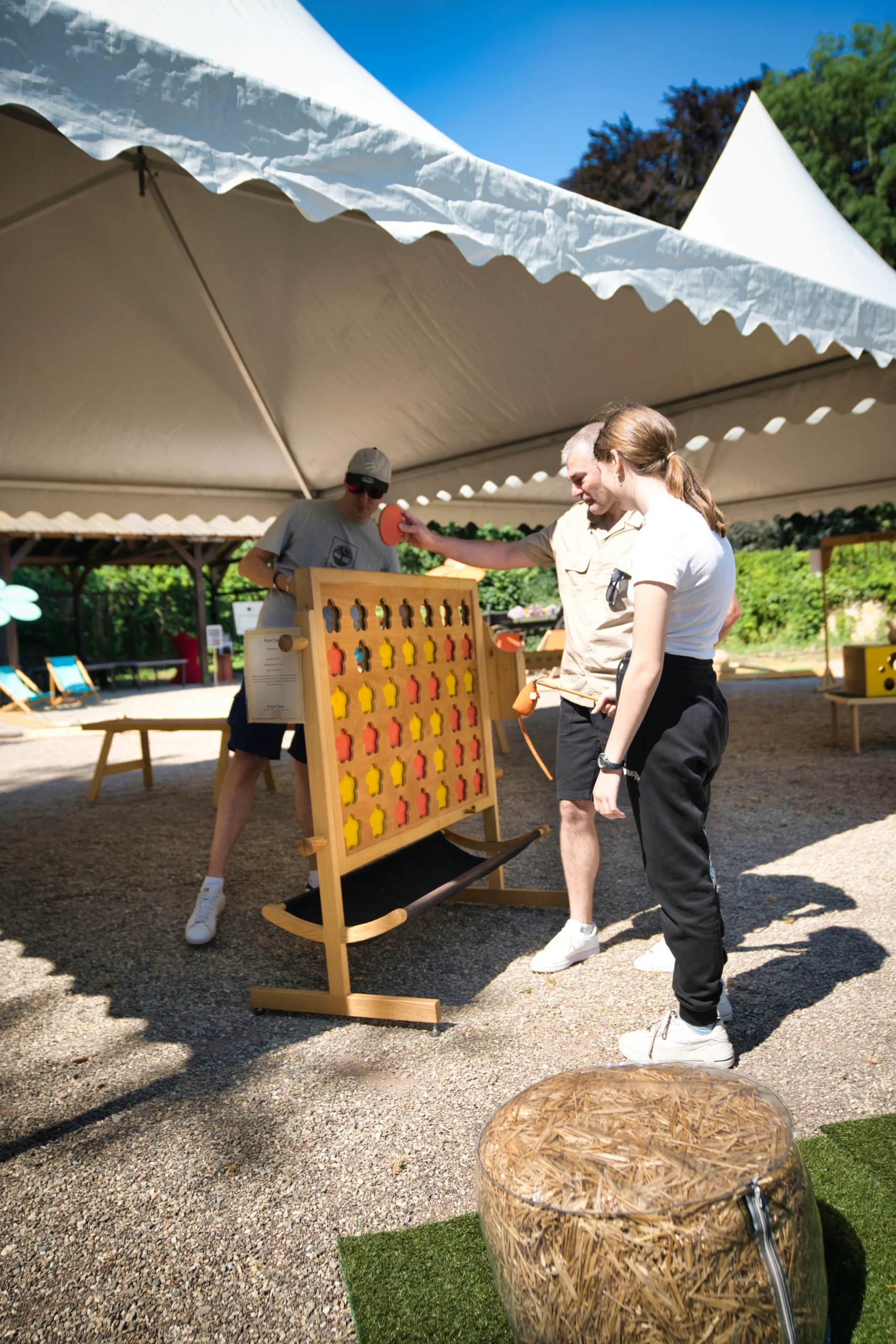 Jeux géants Toulouse groupe en compétition sur pelouse garden party INNOV'events
