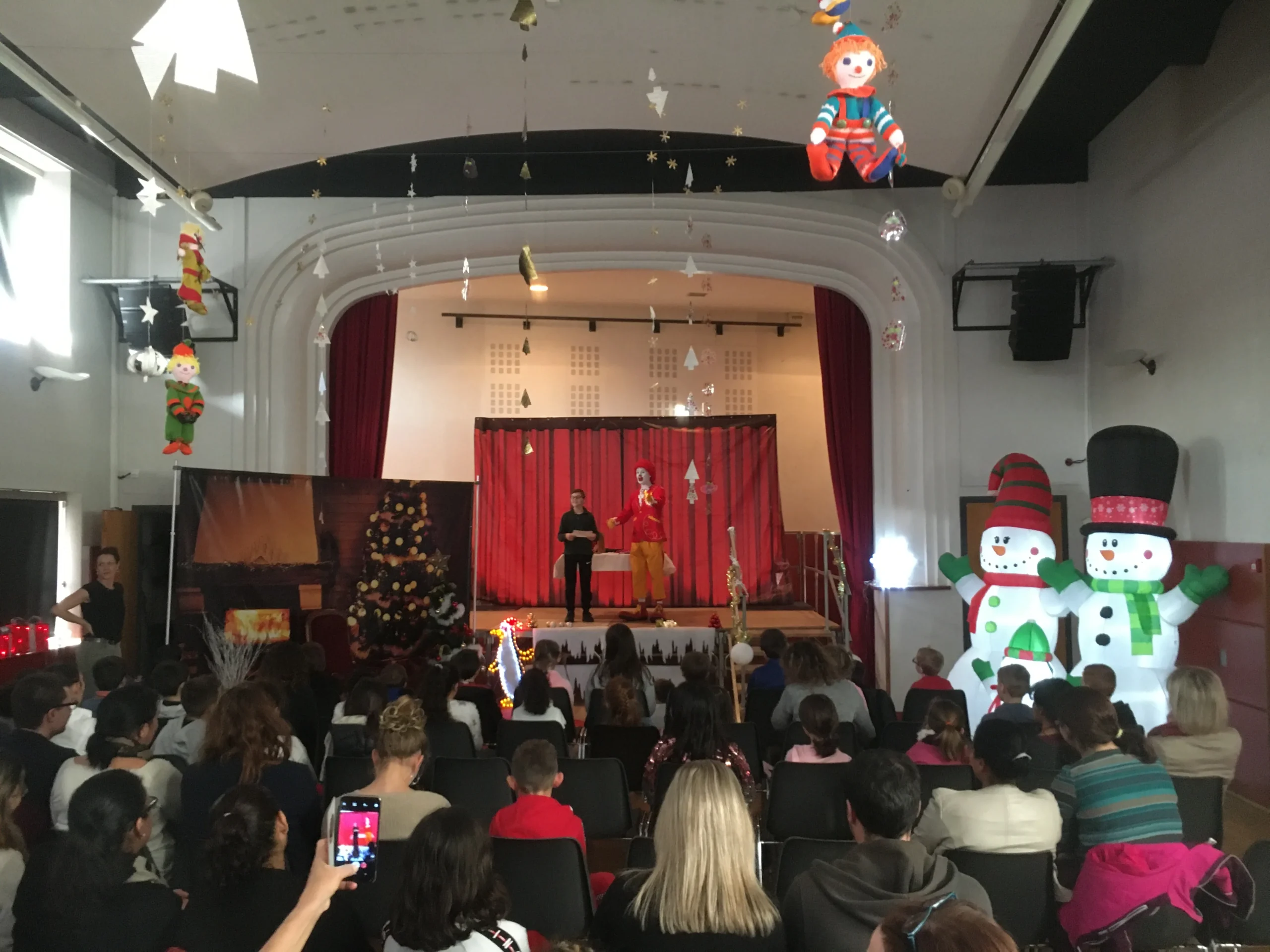 arbre de Noël Évry enfants autour d'une table de goûter décoration festive INNOV'events