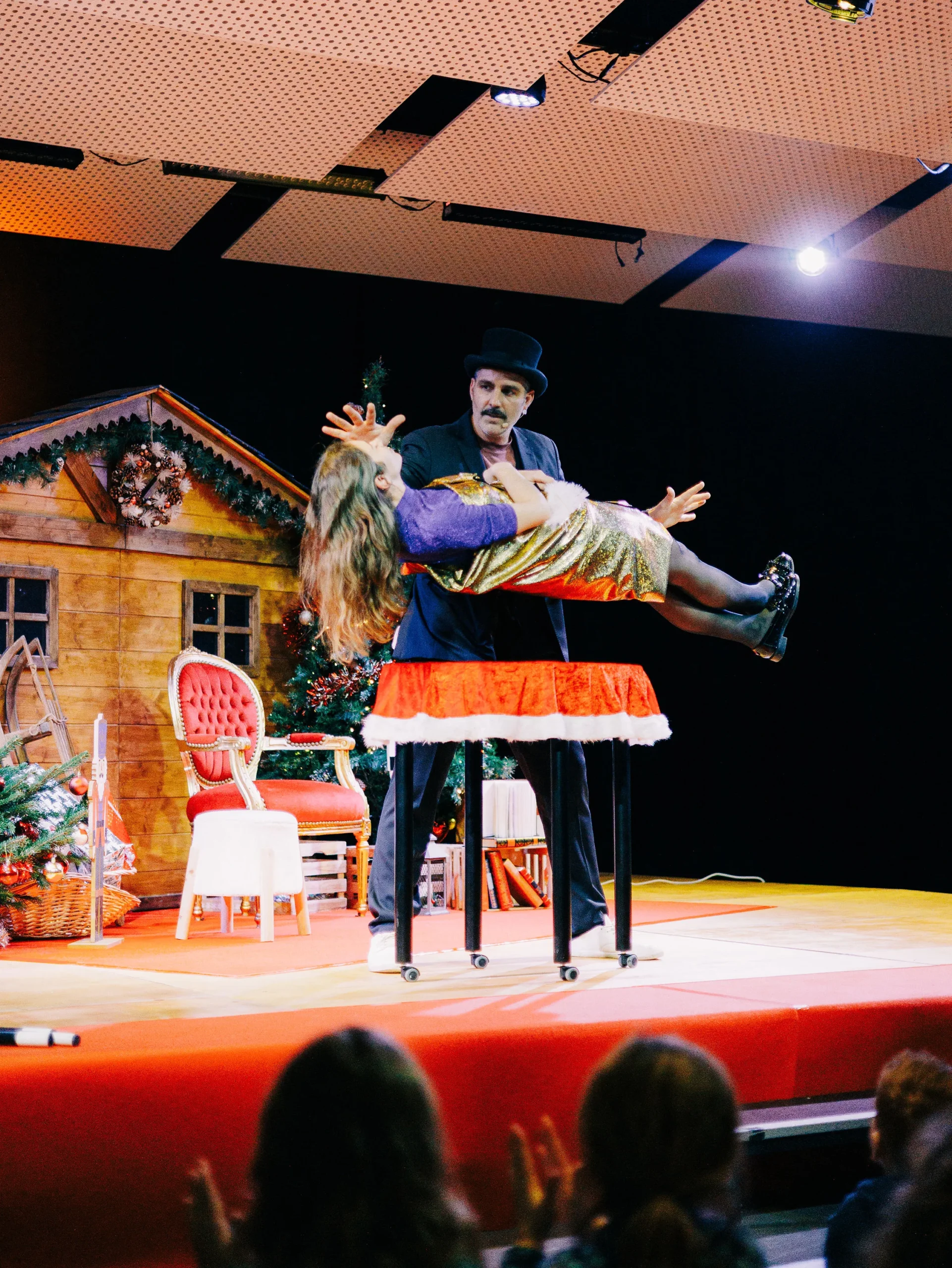 Après-midi famille fête d'arbre de Noël pour enfants Metz spectacle Père Noël salle décorée INNOV'events