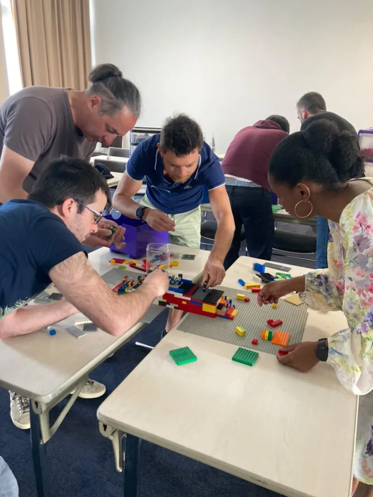 team building Évry atelier créatif participants en groupe salle modulable INNOV'events