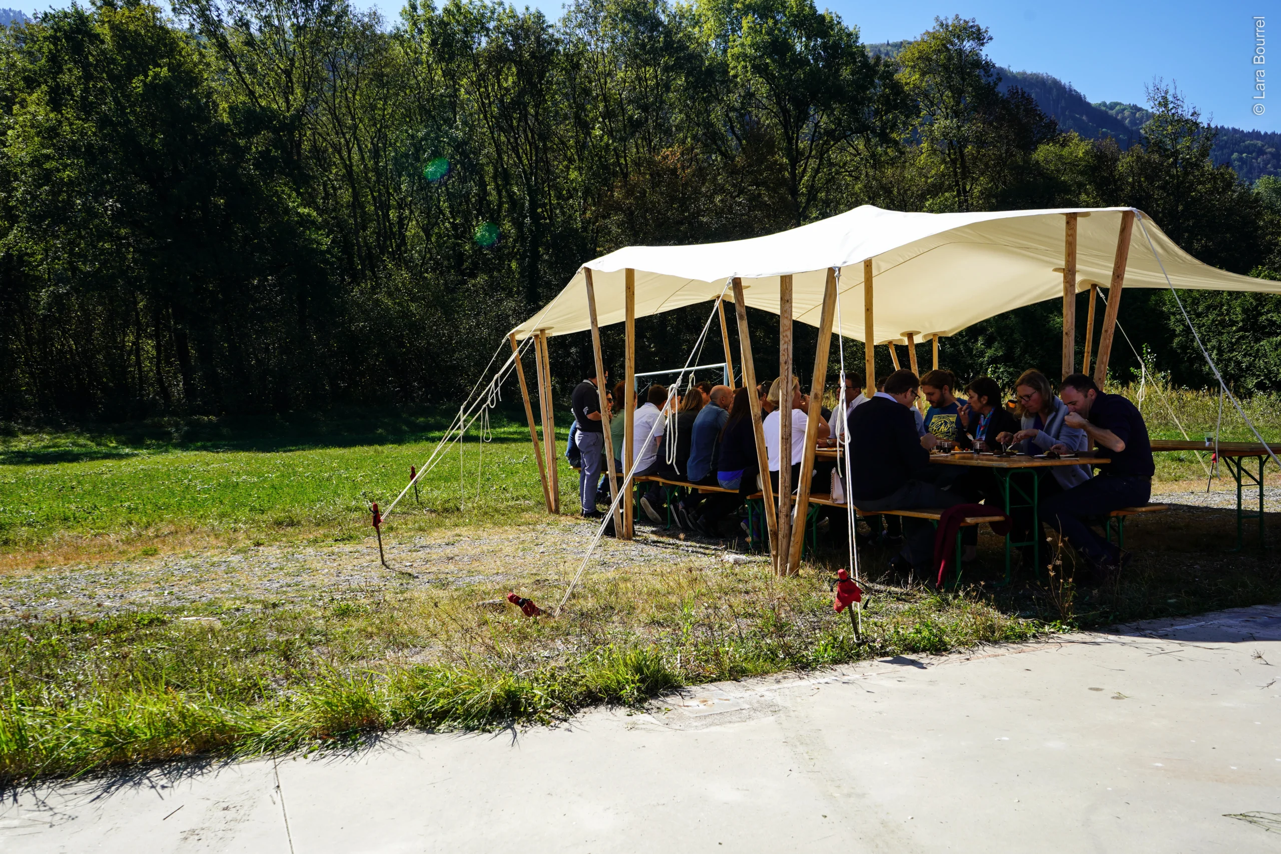 Séminaire Épinal groupe en réunion plénière salle lumineuse vue forêt vosgienne INNOV'events