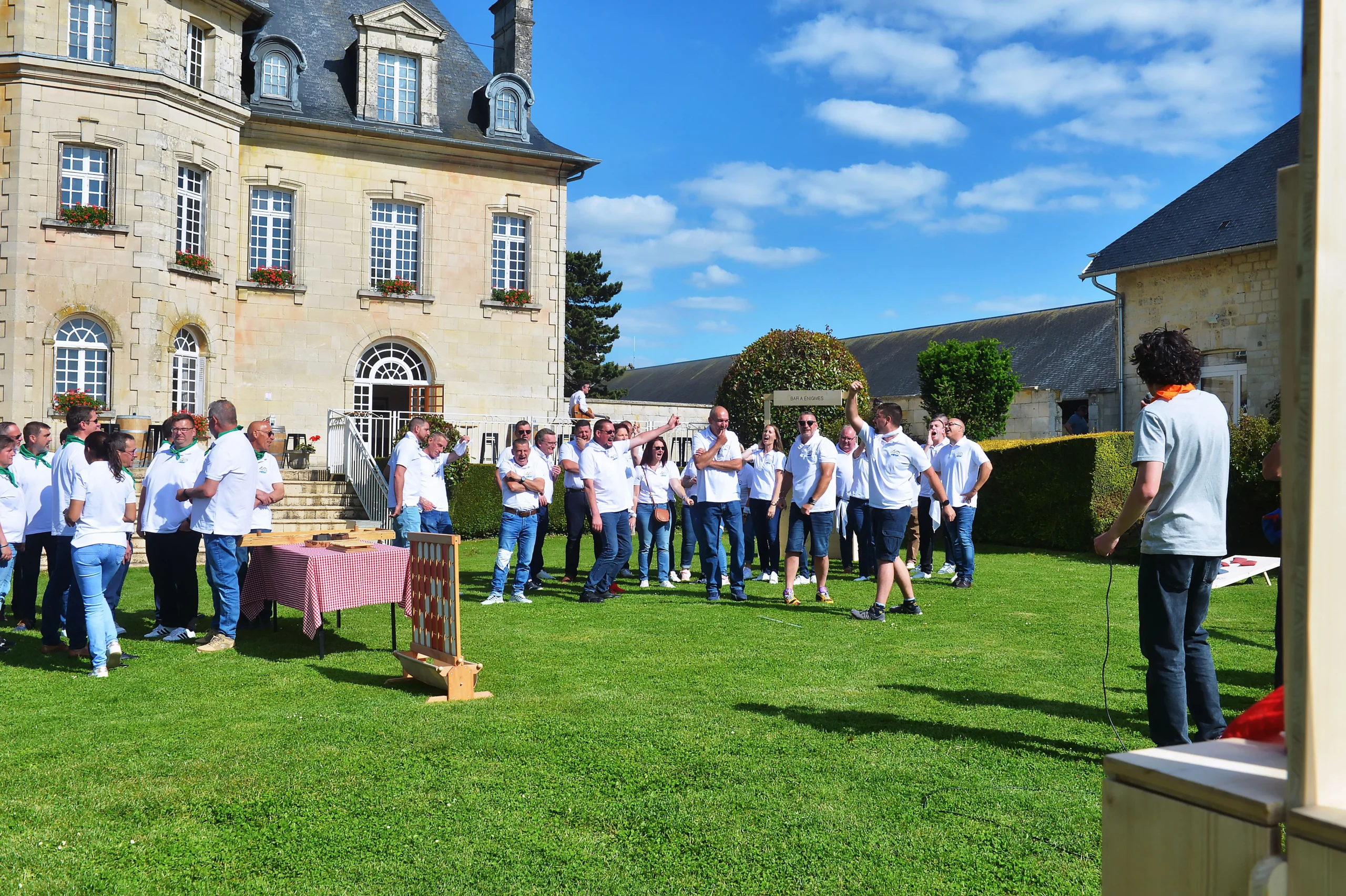 Événement entreprise Auxerre dîner en cave voûtée équipes autour d'une table INNOV'events