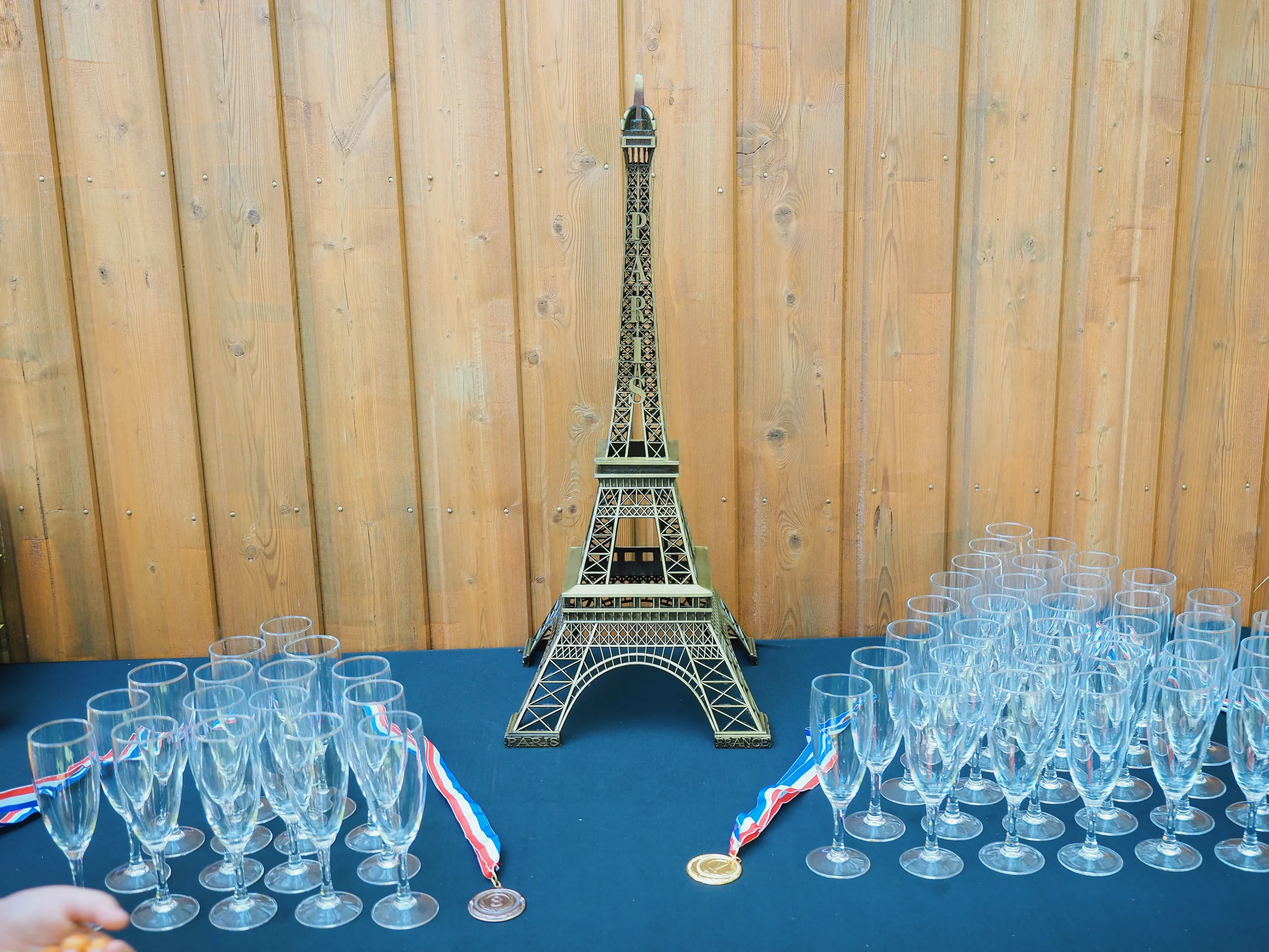 Dîner assis pot de départ Paris grande salle lumières tamisées INNOV'events