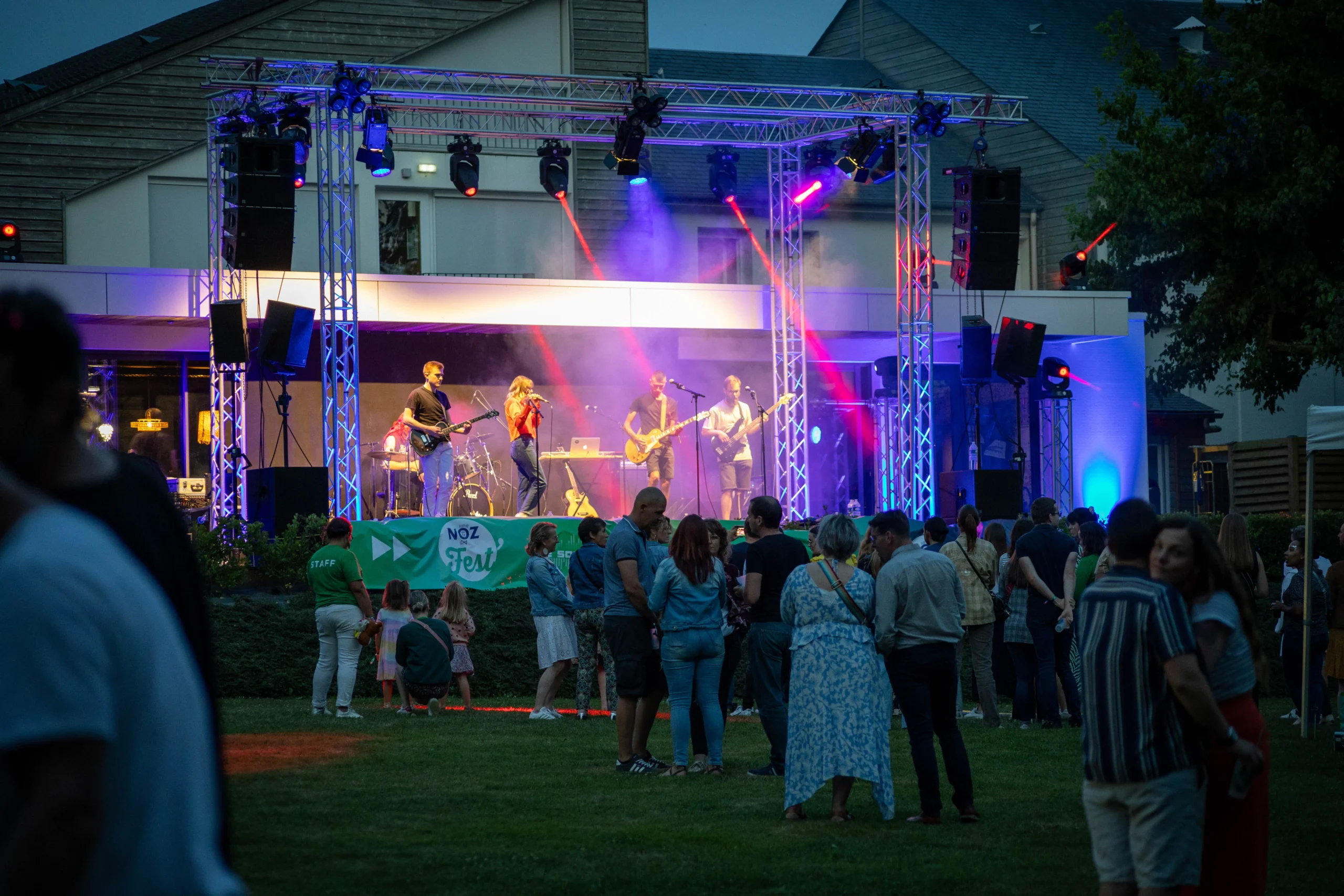 Scène live entreprise Bourges quartier Gordaine chapiteau installé INNOV'events organisation d'événements