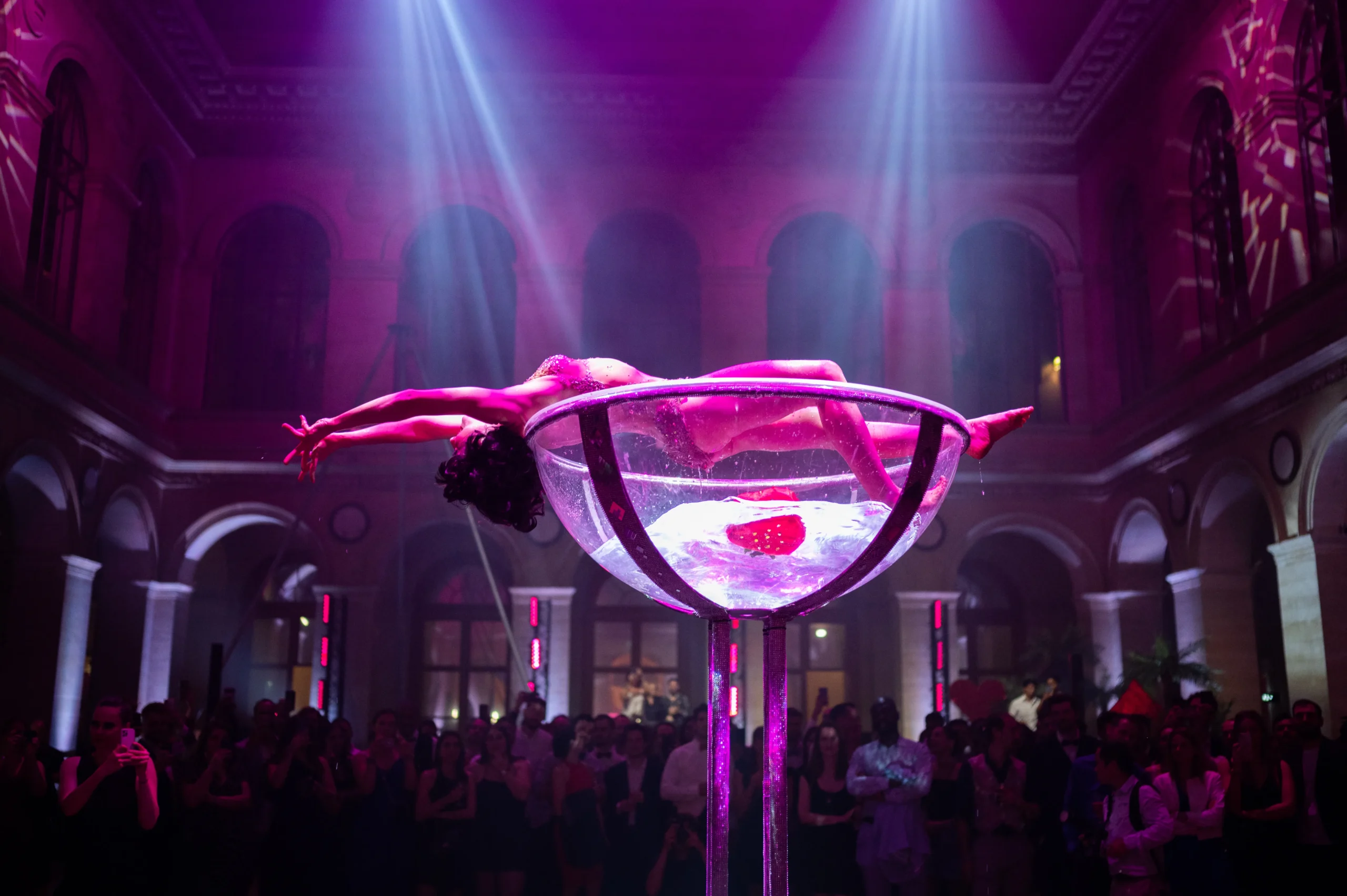 Spectacle d'entreprise La Rochelle scène de magie en salle avec 200 collaborateurs INNOV'events