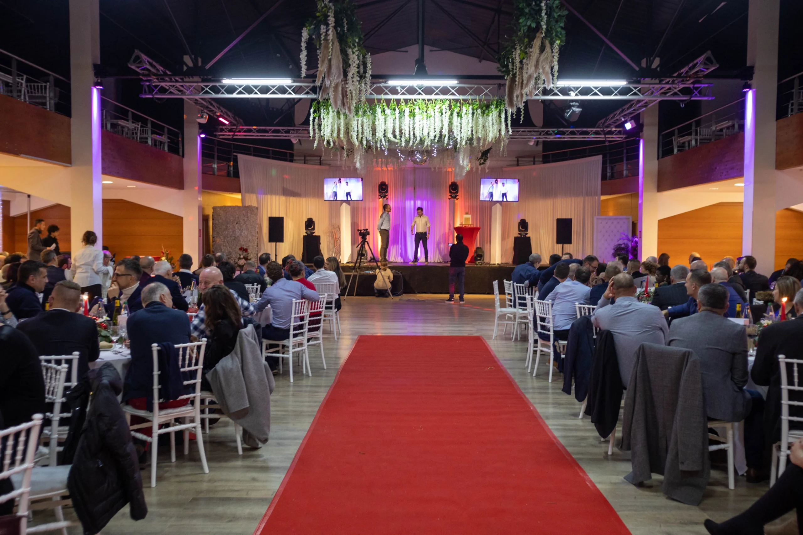 Soirée gala La Rochelle tables rondes dressées salle lumineuse face au port INNOV'events
