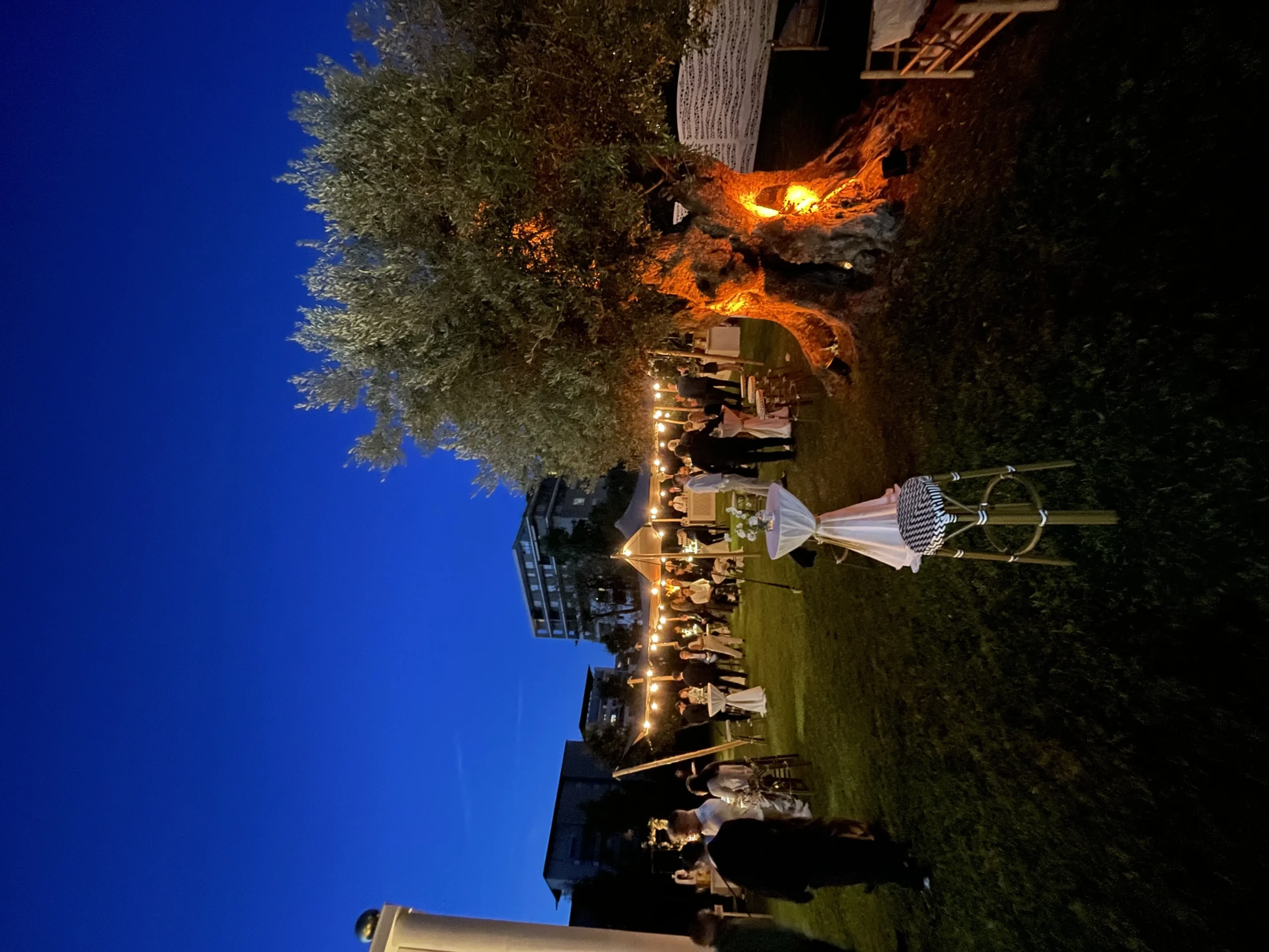 Garden party Angers tables rondes dressées dans jardin de château du Val de Loire INNOV'events