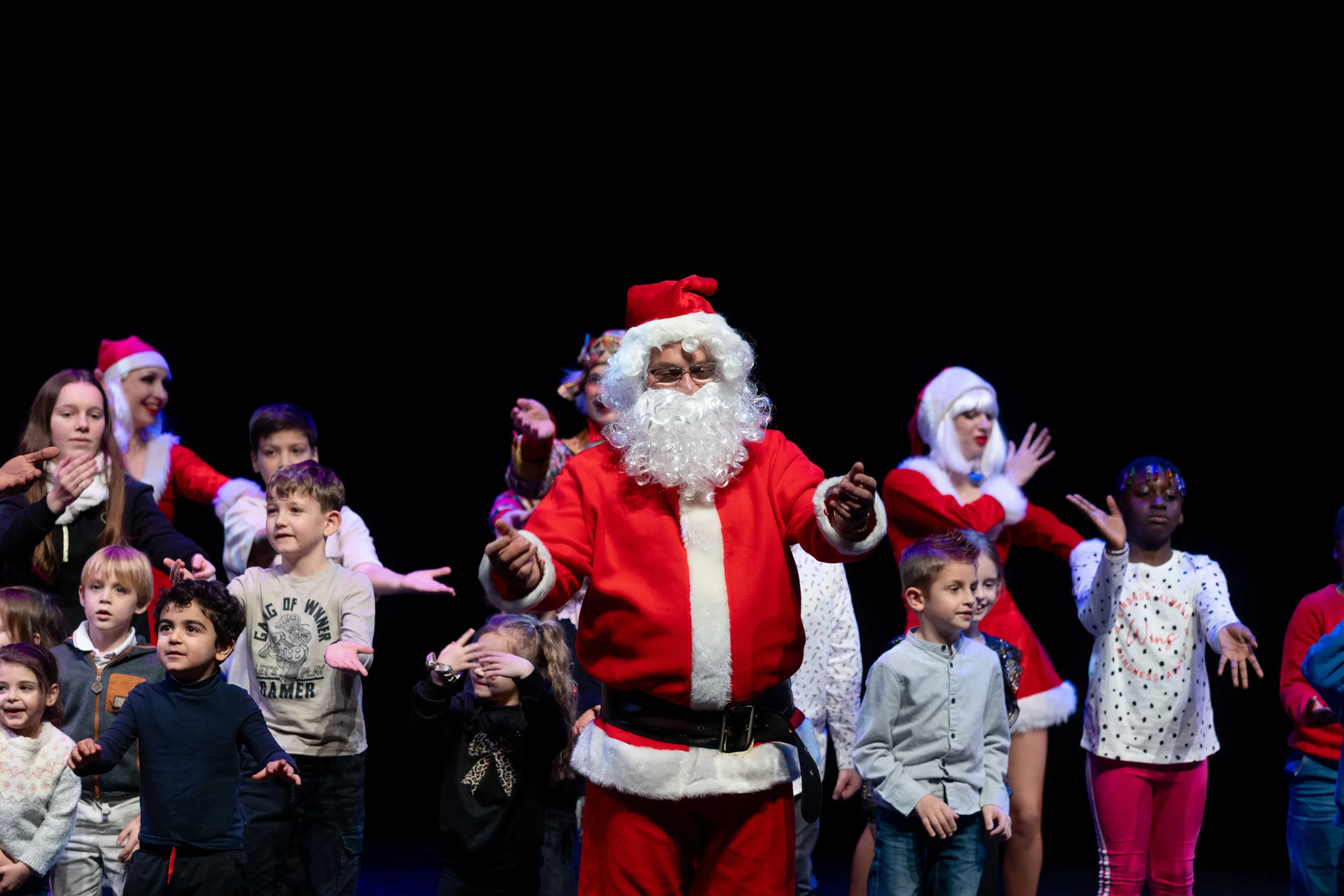 Atelier enfants peinture boules de Noël arbre de Noël Strasbourg salle événementielle INNOV'events