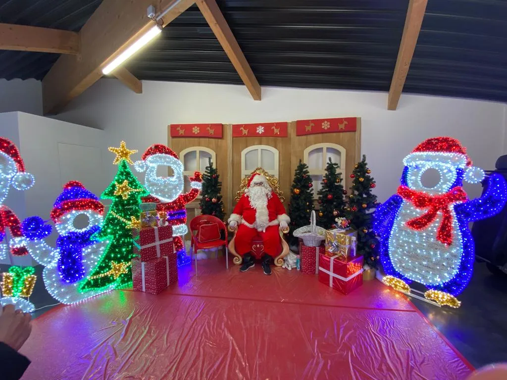 Après-midi famille arbre de Noël Rouen spectacle de Noël en salle décorée INNOV'events