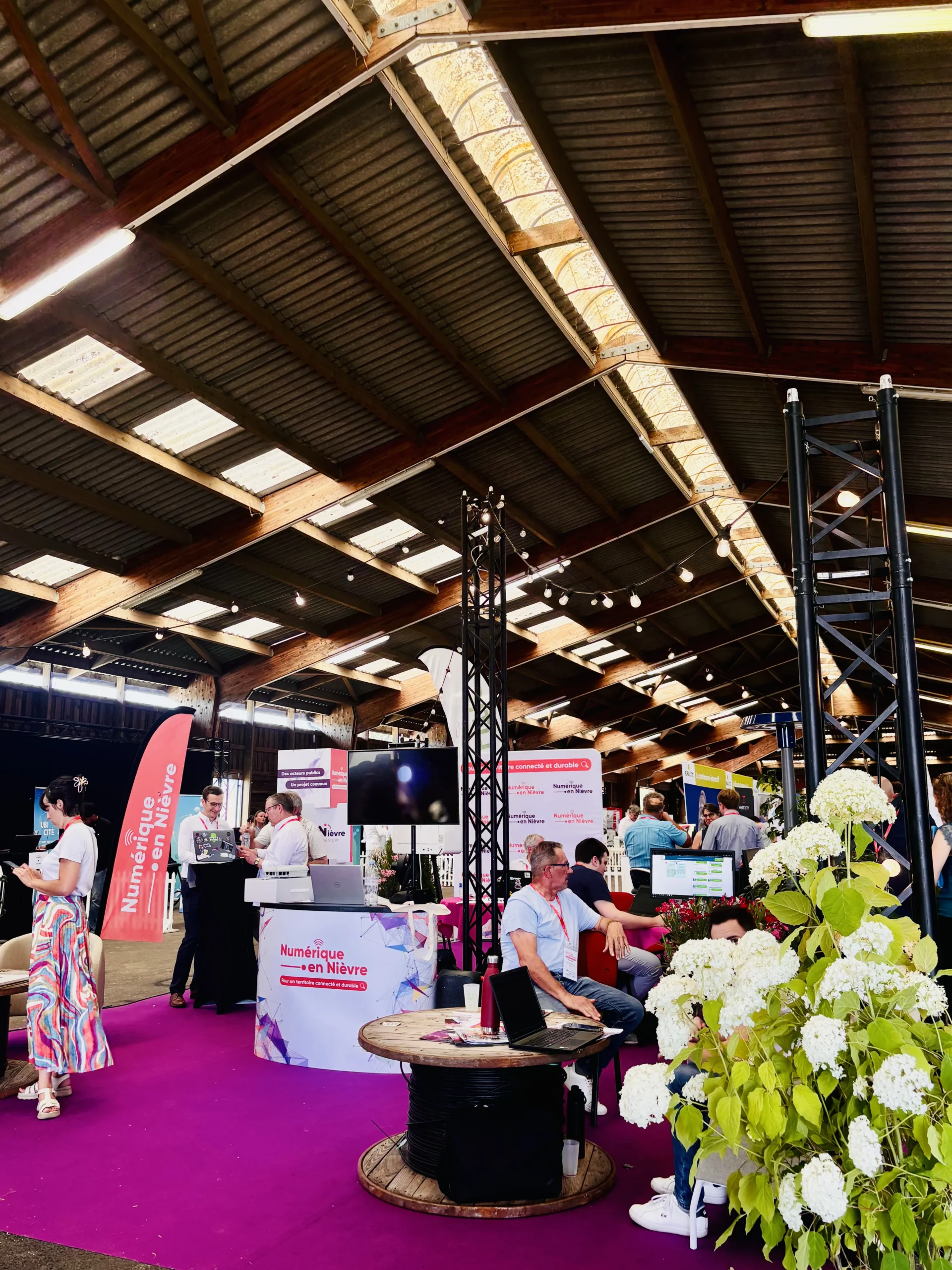 Stand événementiel Angers équipe hôtesses accueil salon professionnel INNOV'events organisation d'événements
