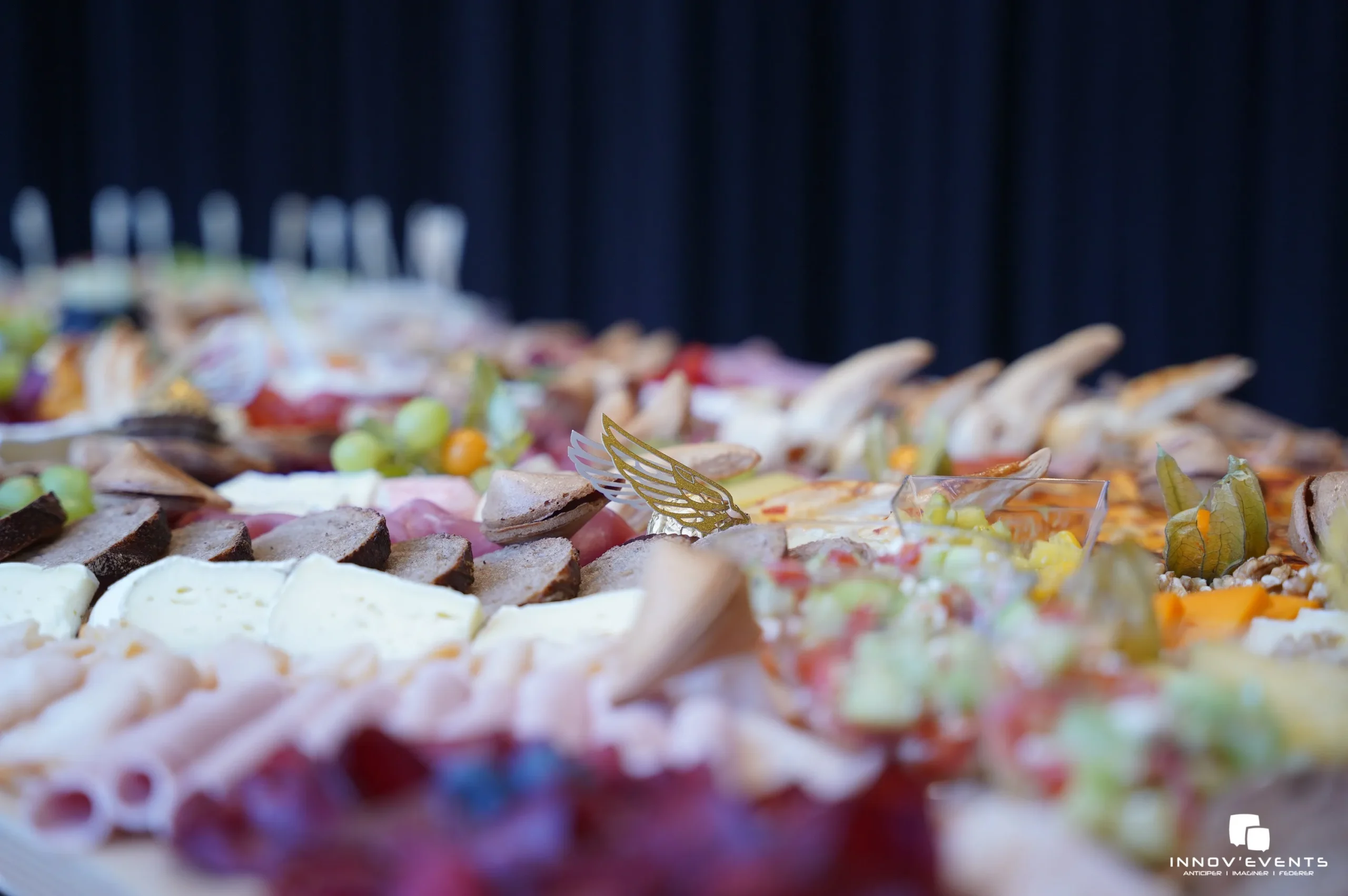 Déjeuner brunch entreprise traiteur événementiel Paris buffet lumineux INNOV'events