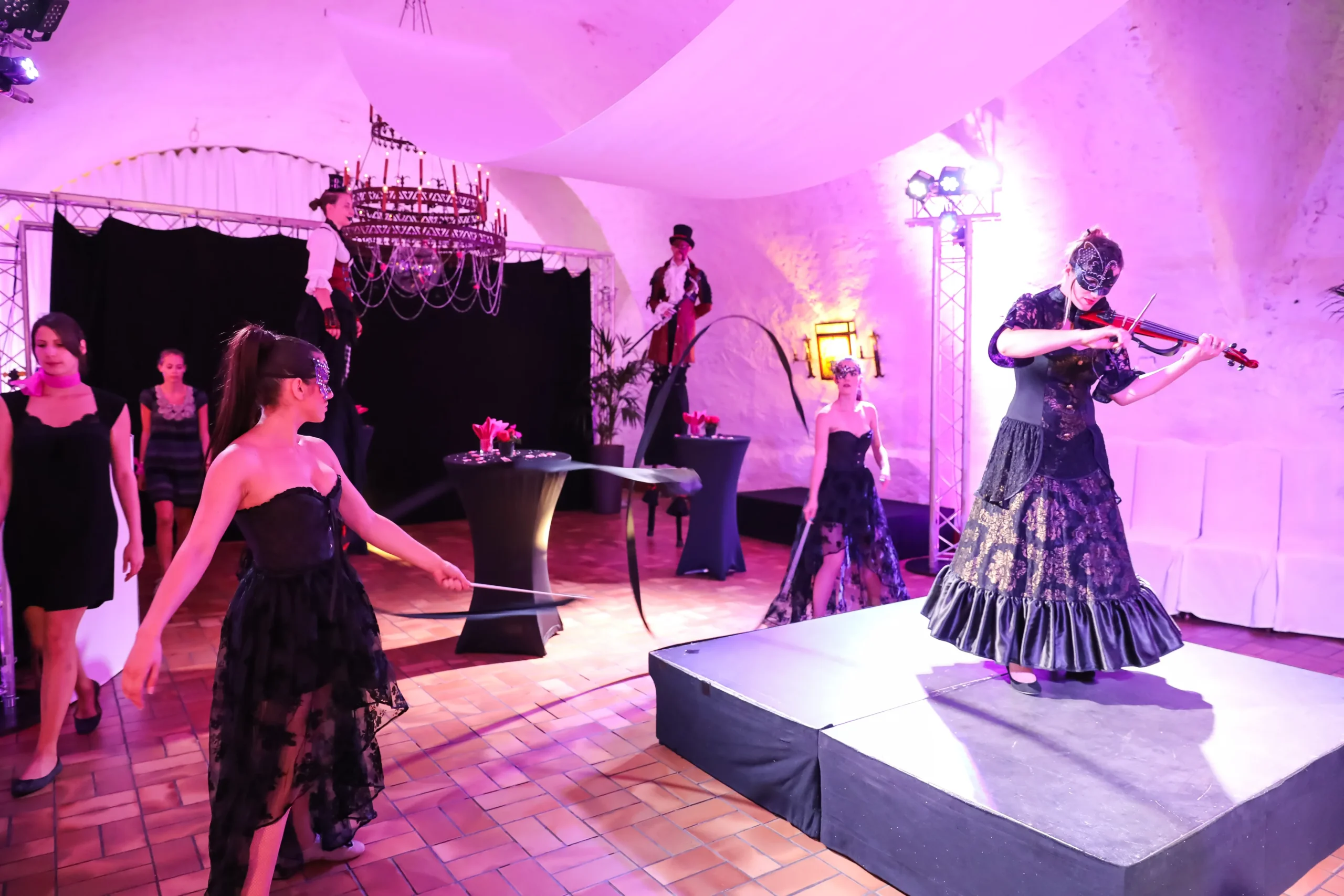 gala et cocktail Bourges, invités en tenue de soirée devant la façade du palais Jacques-Cœur INNOV'events