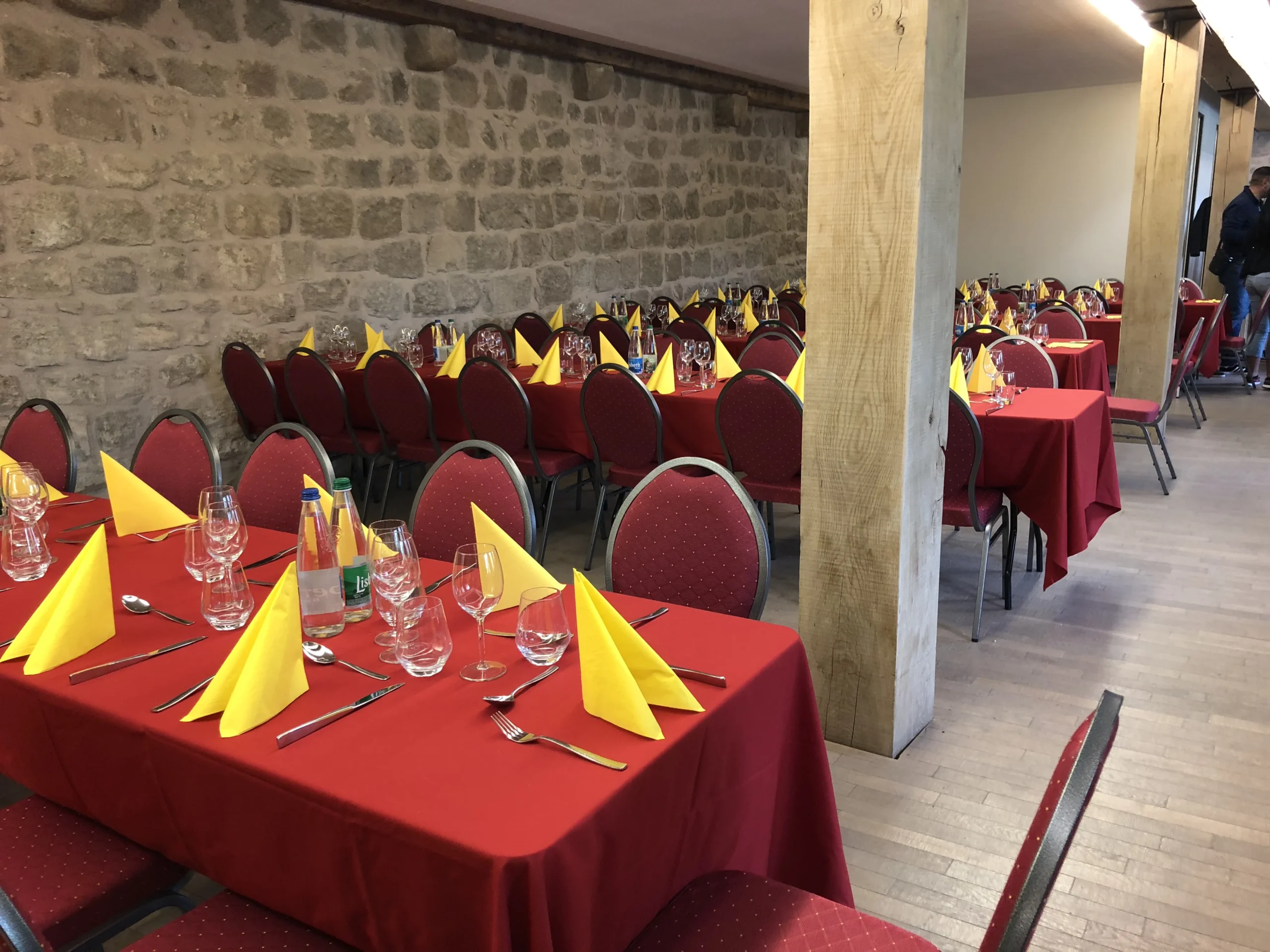 Convives repas d'entreprise Montpellier salle contemporaine quartier Antigone INNOV'events