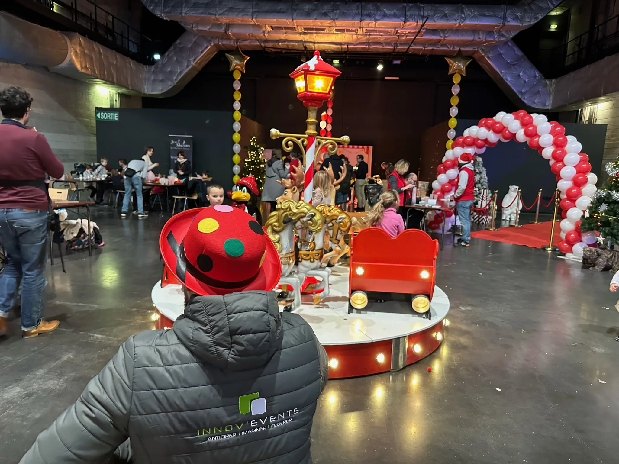 Arbre de Noël Toulon salle décorée familles collaborateurs rade en fond INNOV'events