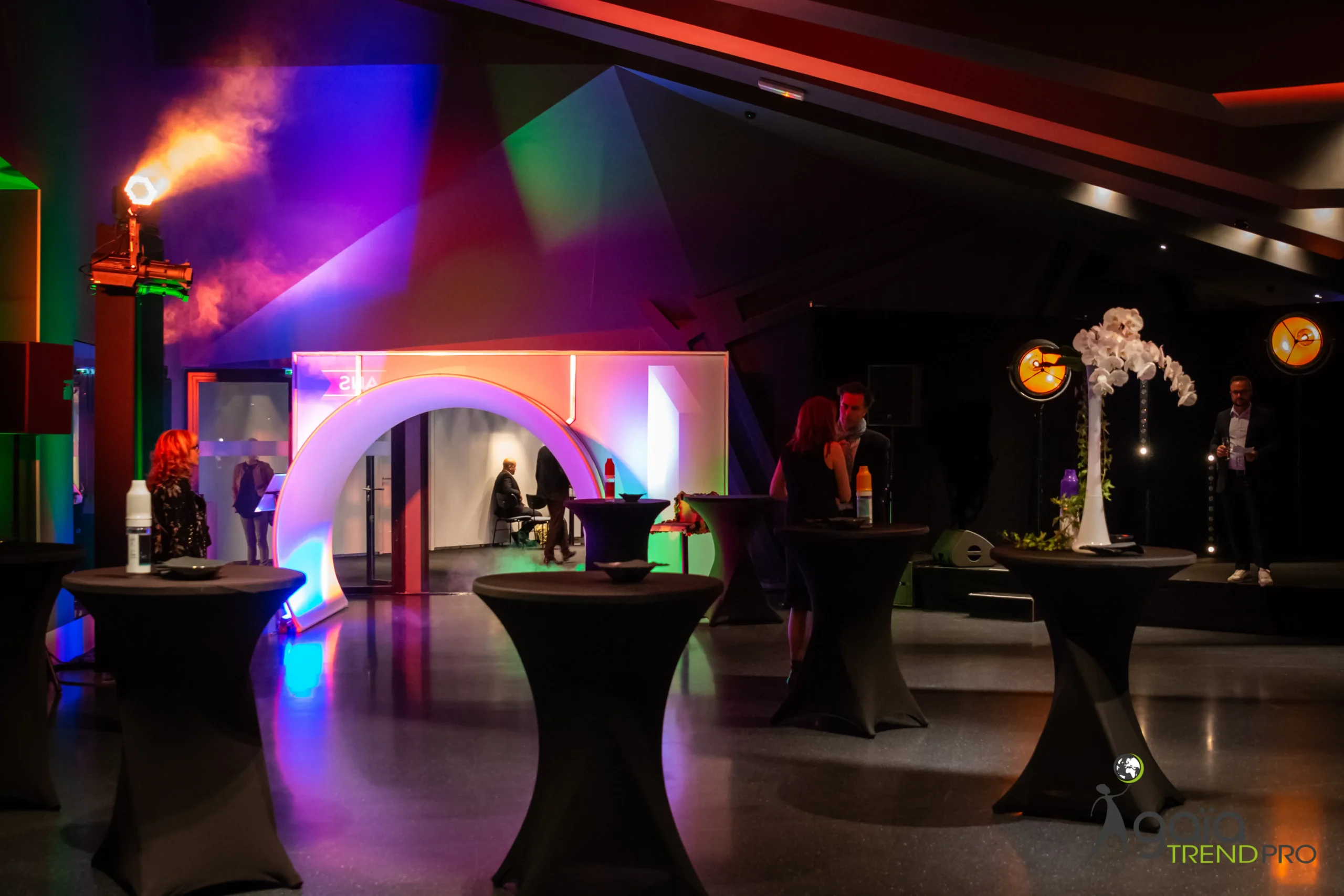 Cocktail afterwork pot de départ Nice debout lumière dorée INNOV'events