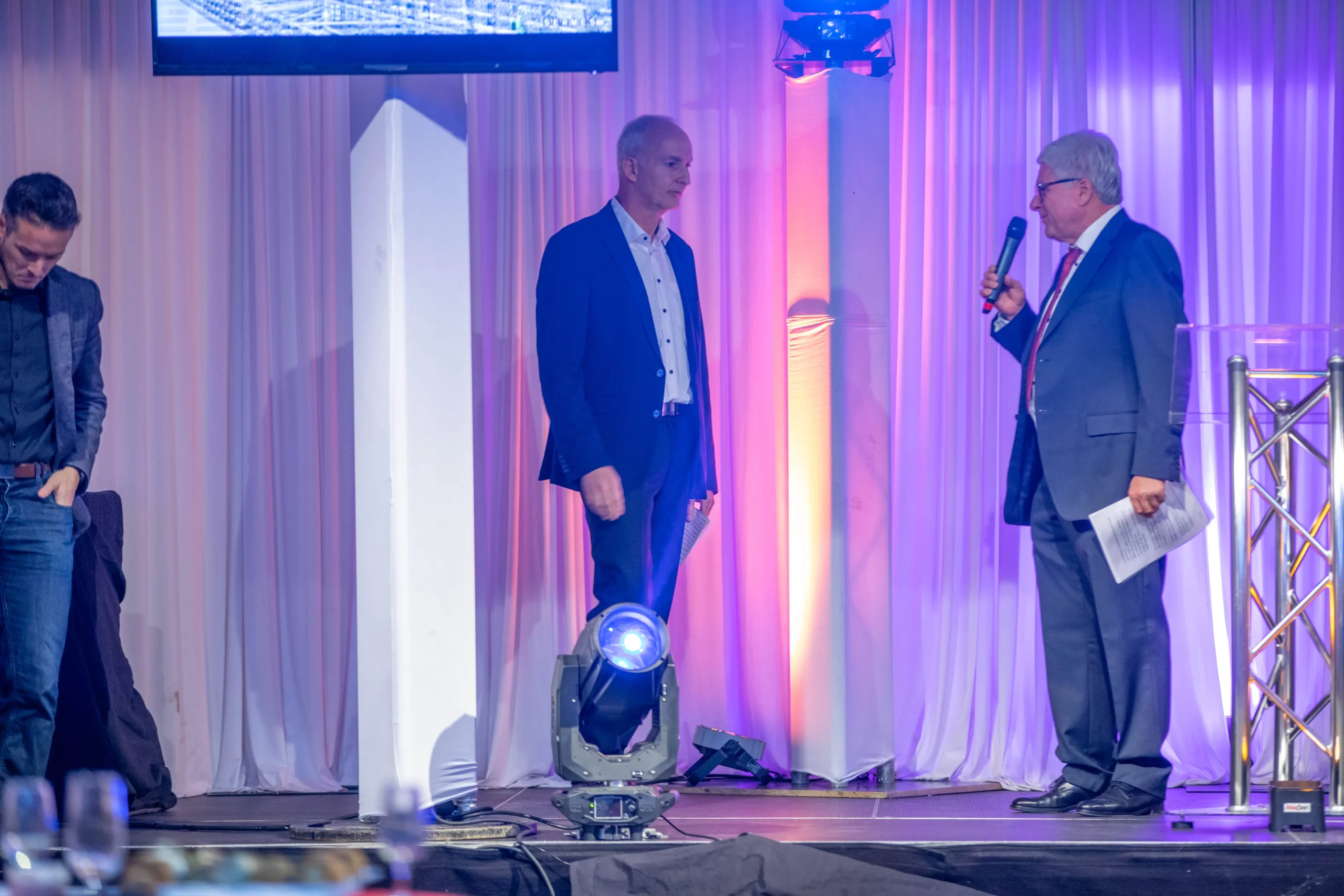 Dispositif plénière sonorisée prestation technique son et lumière Bruxelles INNOV'events