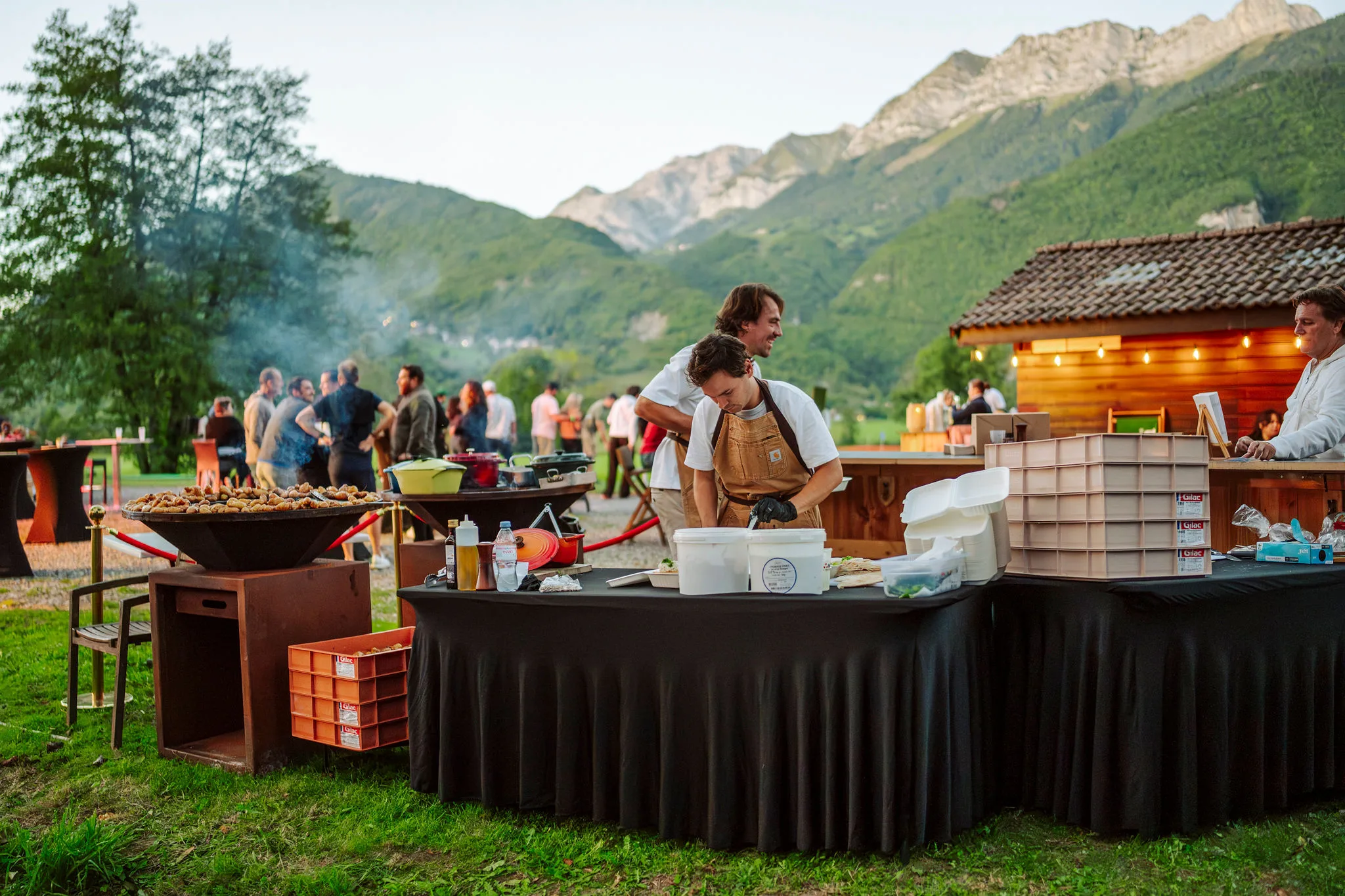 Roadshow Annecy participants en discussion bord de lac vieille ville INNOV'events
