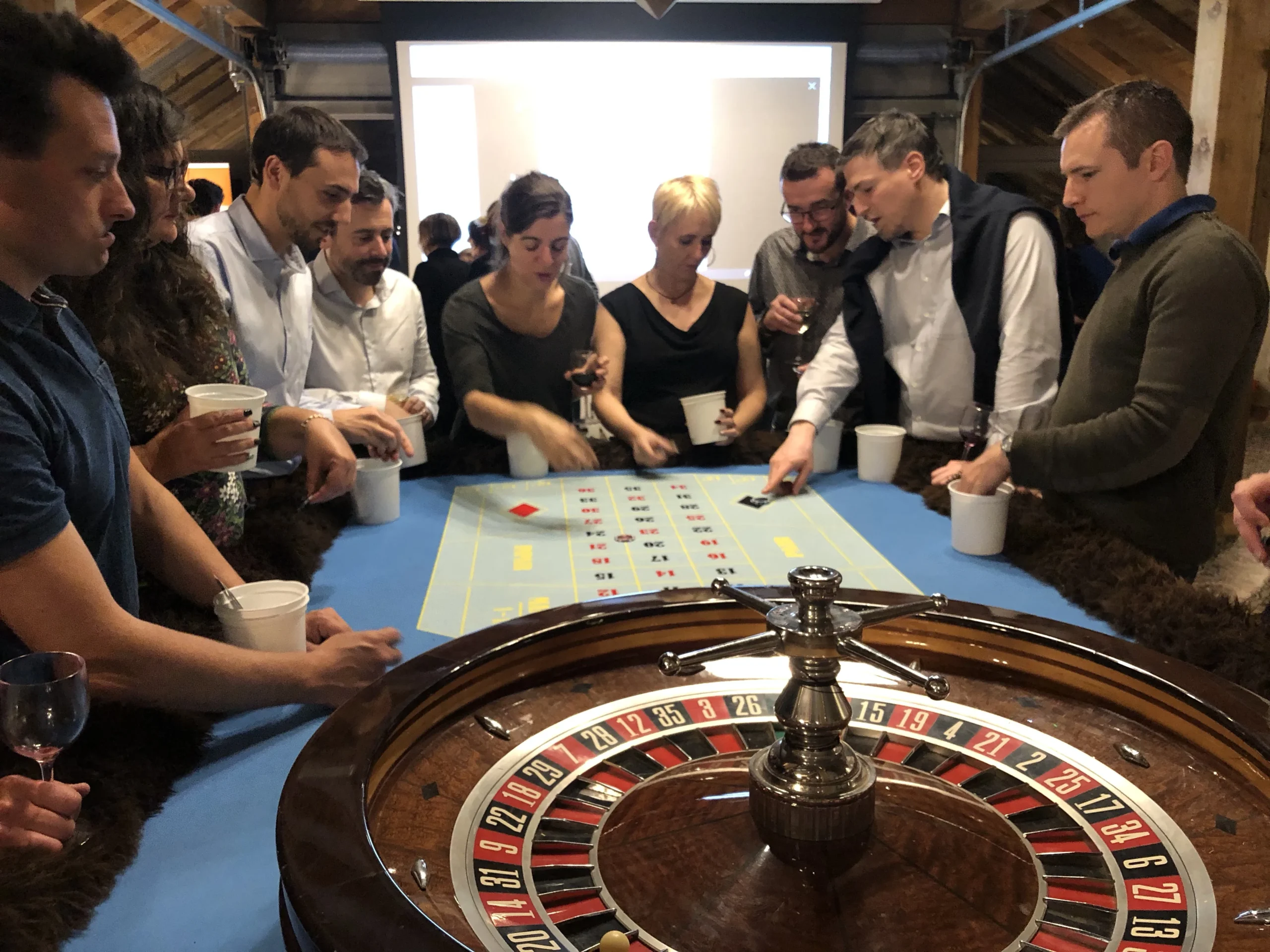 Animation commerciale Nîmes équipes en défi devant la Maison Carrée INNOV'events