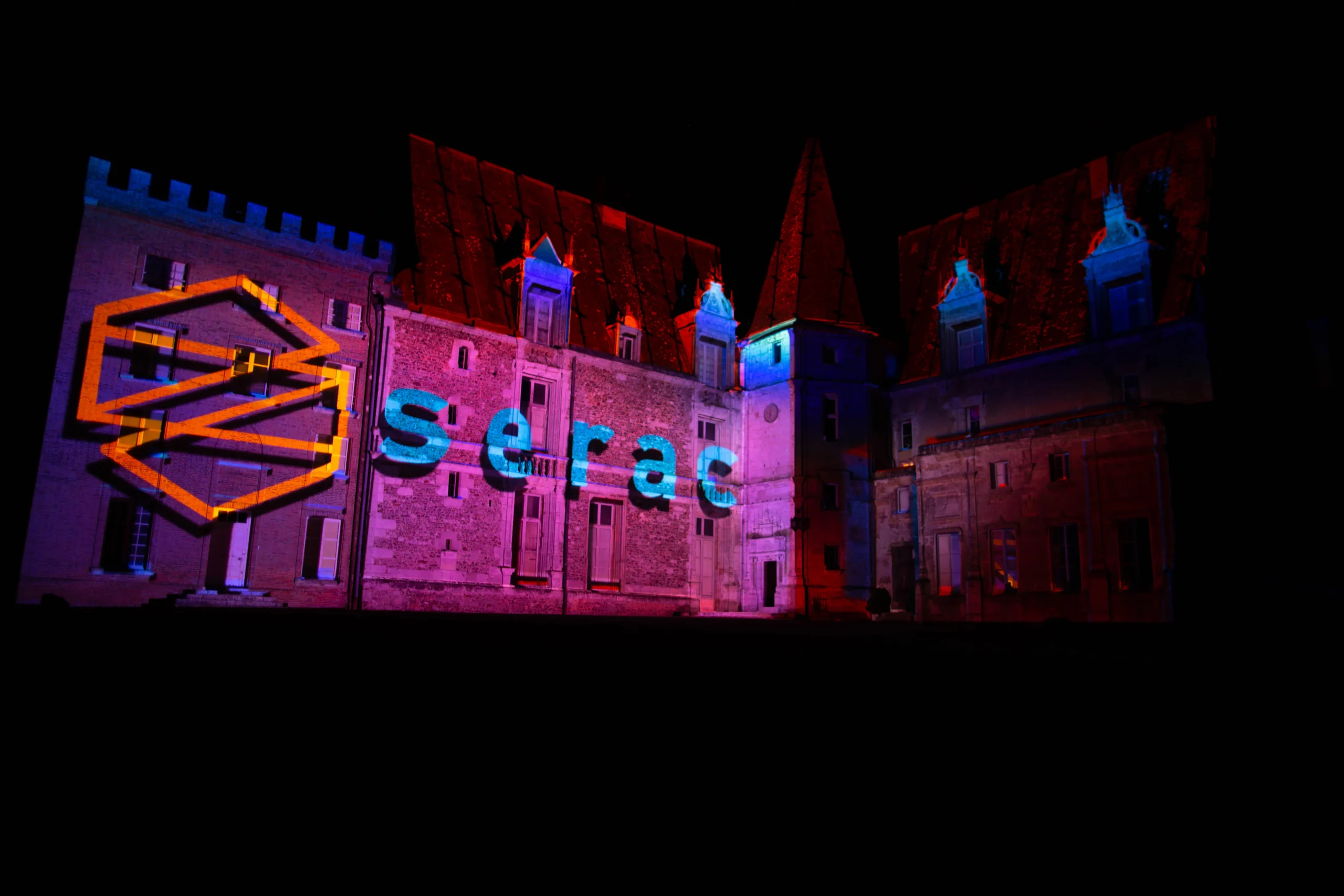 Soirée d'inauguration entreprise Nîmes gala assis en salle dressée avec vue monument INNOV'events