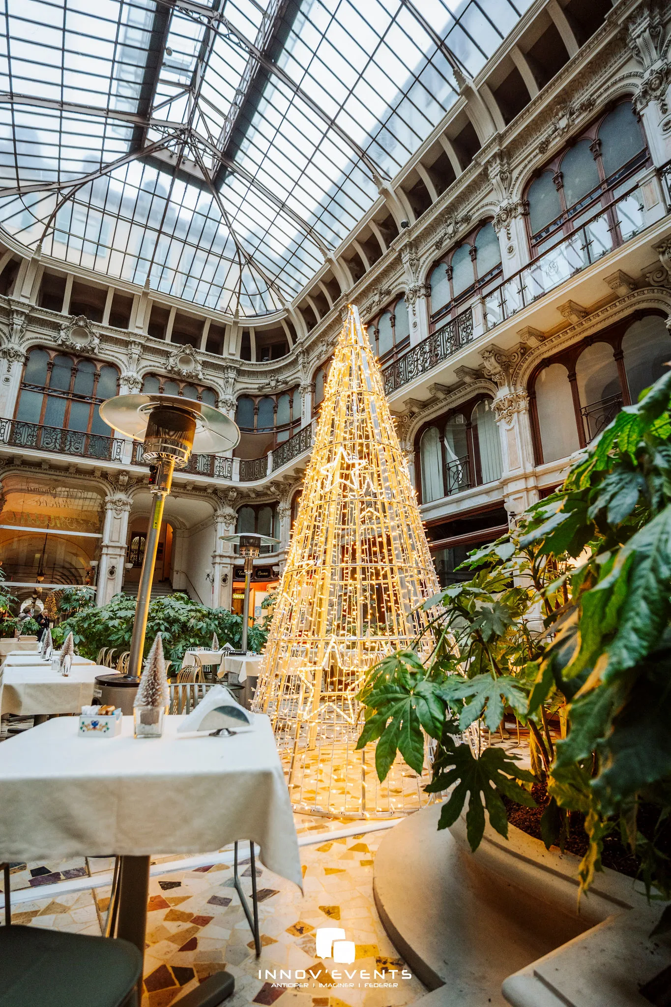 Fête du personnel Valence salle décorée guirlandes et tables dressées INNOV'events