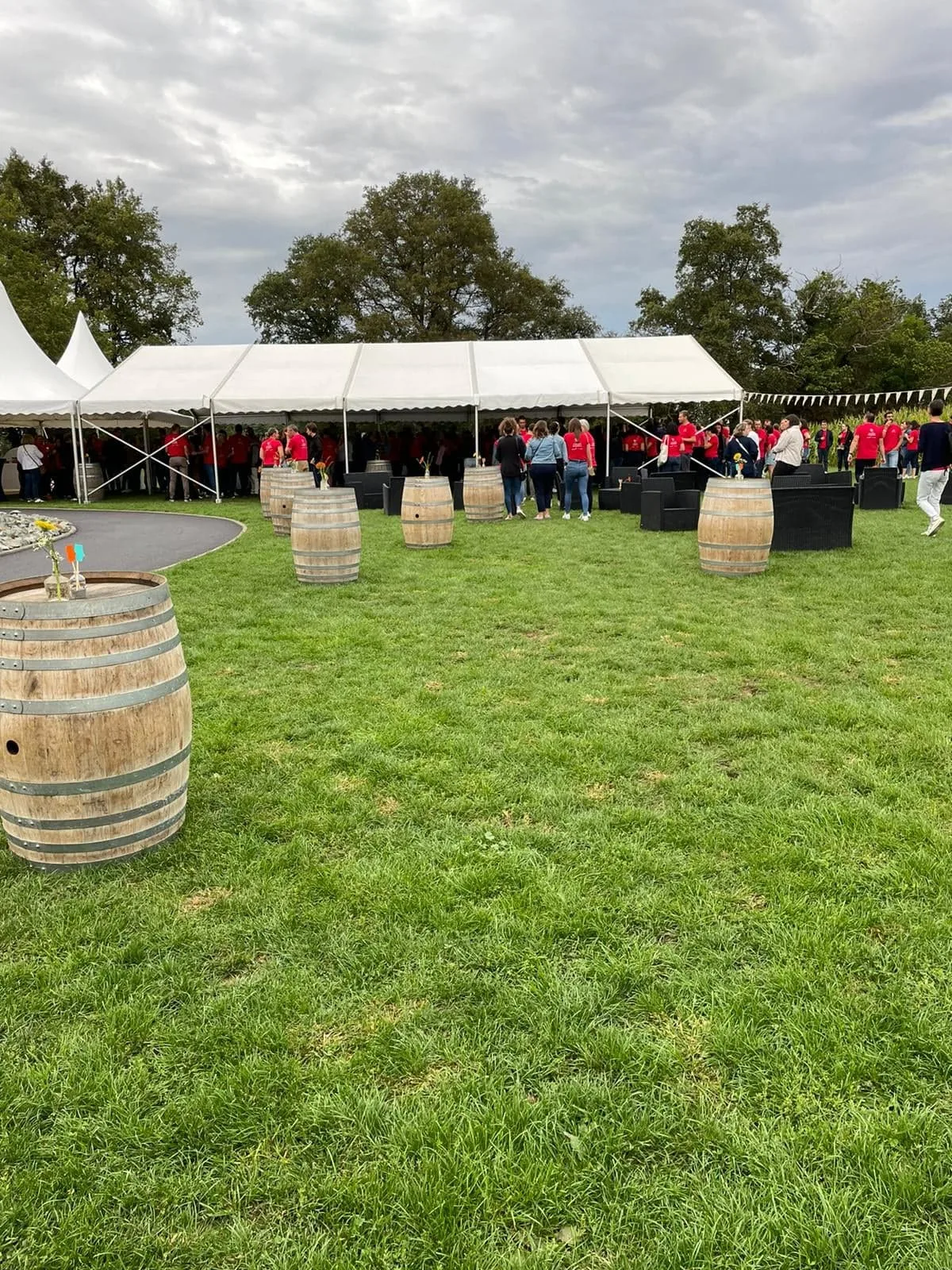 Garden party Bourg-en-Bresse buffet dressé sous tonnelle fleurie INNOV'events