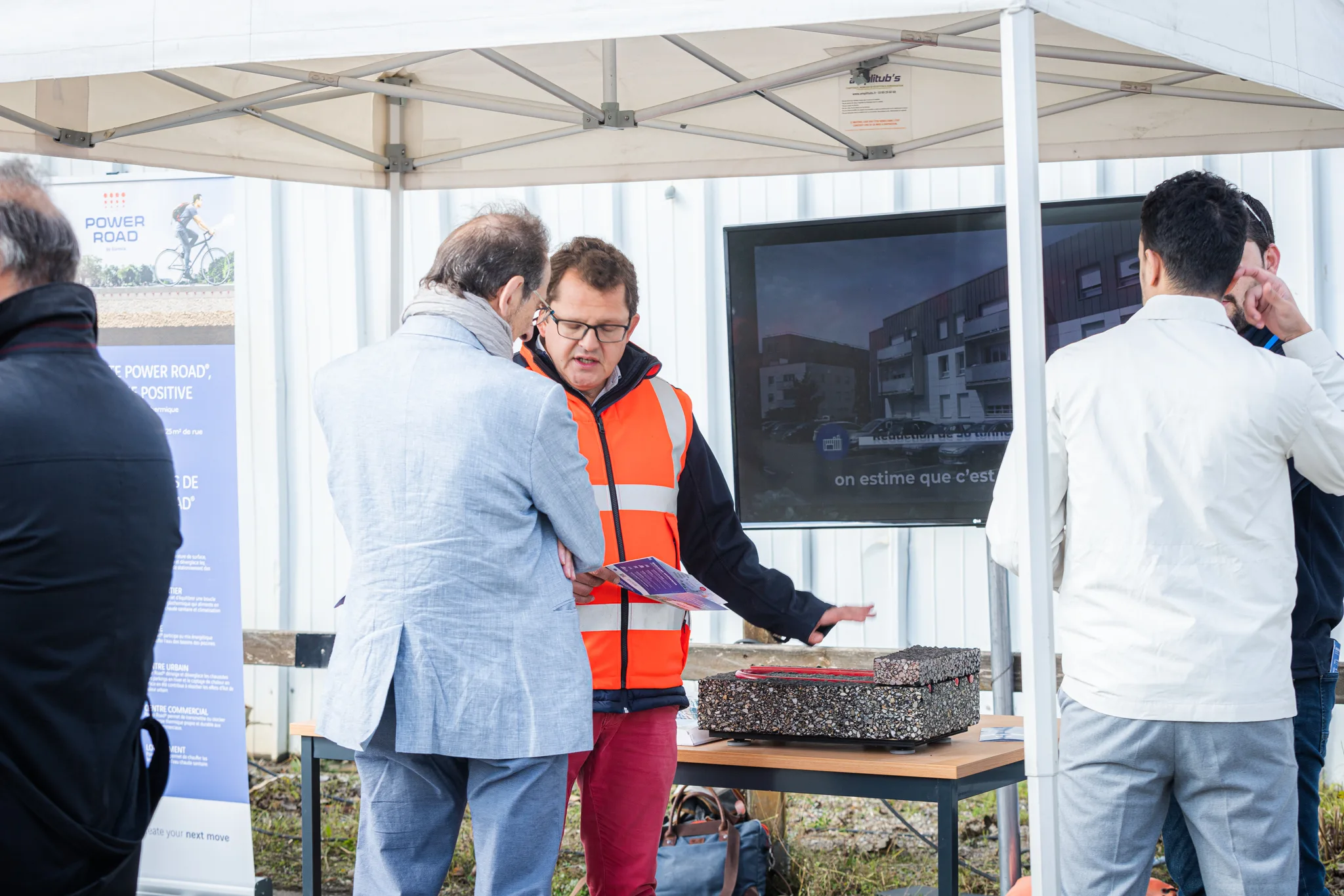 Rallye urbain Nîmes équipe road show traversant le quartier historique INNOV'events