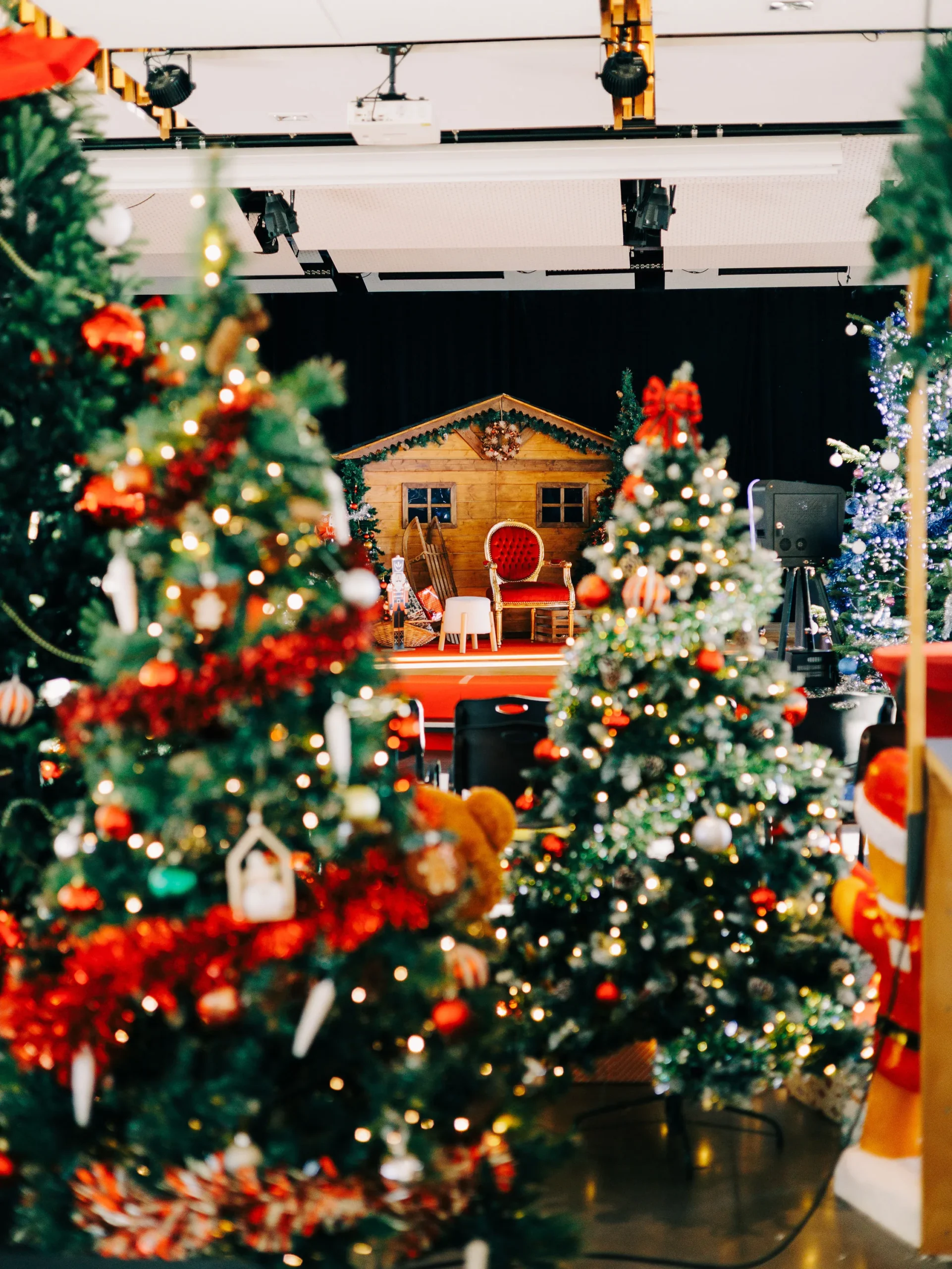 Arbre de Noël entreprise Gap salle décorée familles autour du Père Noël INNOV'events