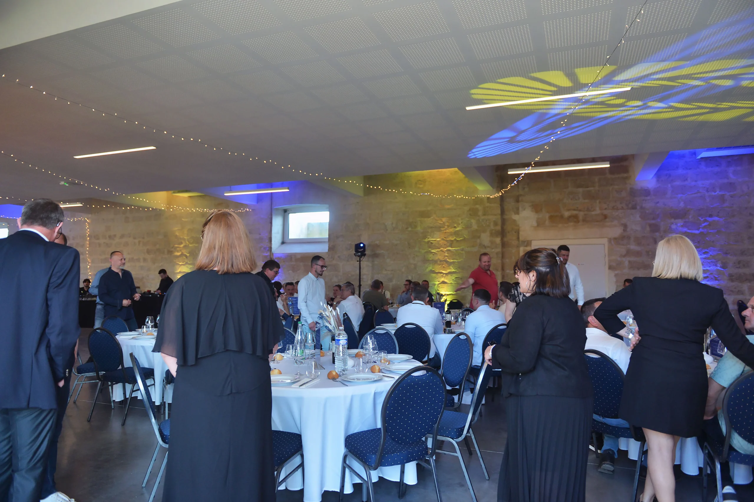 Cocktail dînatoire service traiteur Grenoble pièces chaudes et décoration montagne INNOV'events