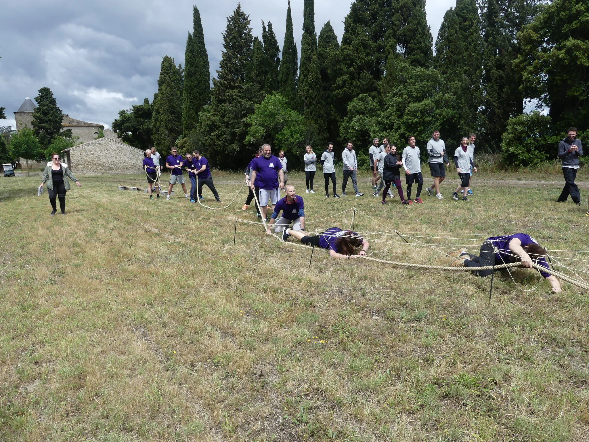 Team building Versailles équipes en défi collectif face au bassin de Neptune INNOV'events