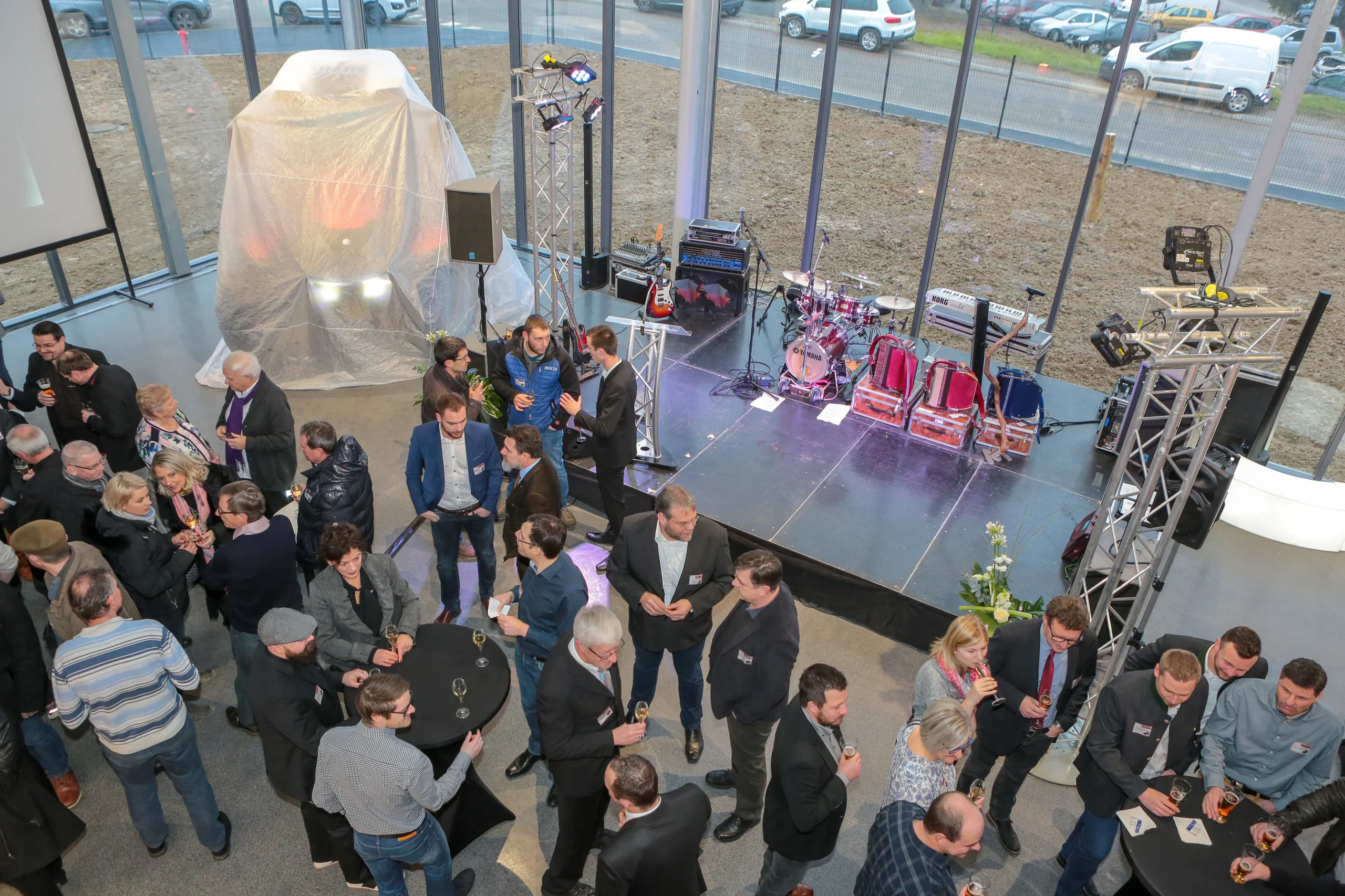 Activation produit Versailles participants debout espace showroom INNOV'events